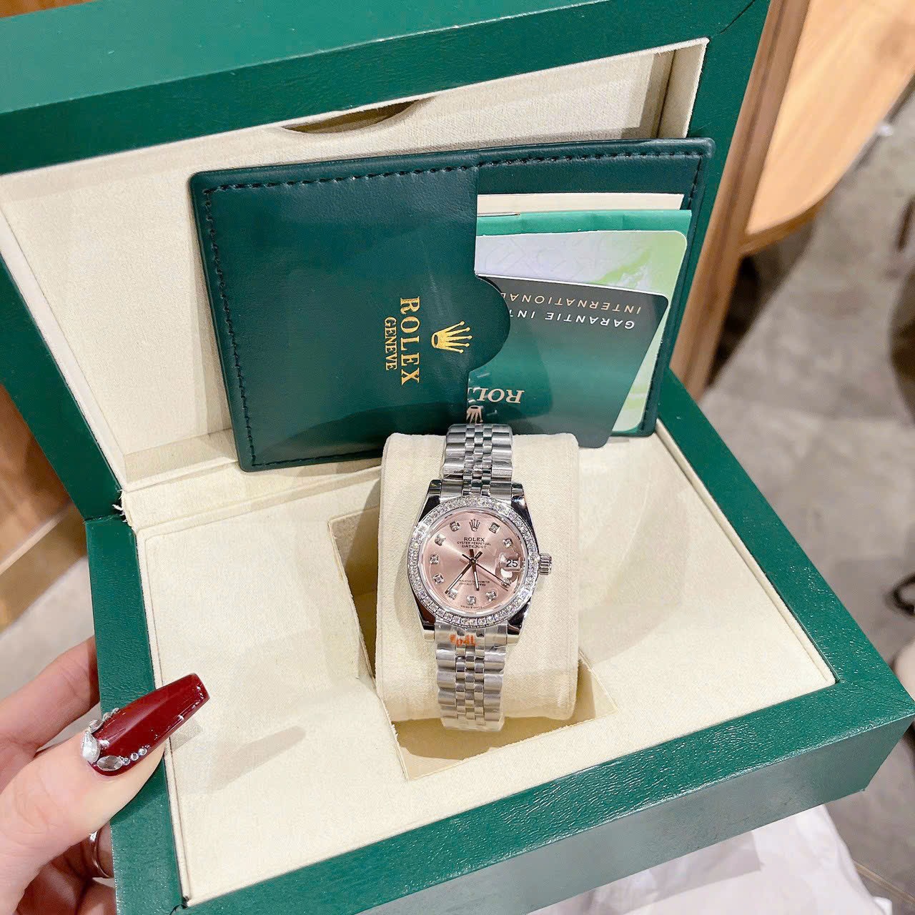 Đồng Hồ Rolex Date Just |Nữ Giới |Mặt Hồng |Đính Đá |Dây Kim Loại Silver |Máy Pin (Máy Quartz) |Size 31mm |donghogiatot.vn