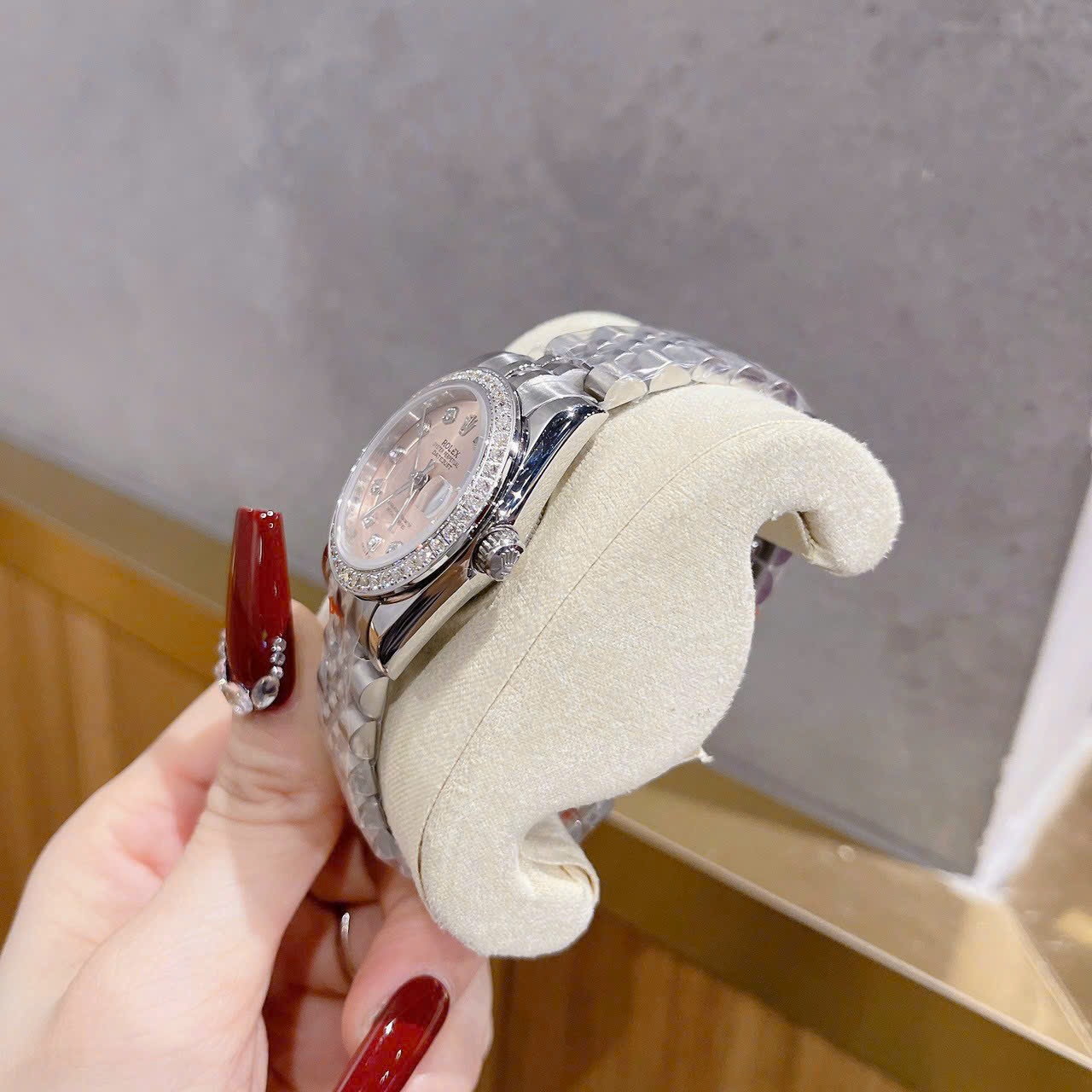 Đồng Hồ Rolex Date Just |Nữ Giới |Mặt Hồng |Đính Đá |Dây Kim Loại Silver |Máy Pin (Máy Quartz) |Size 31mm |donghogiatot.vn