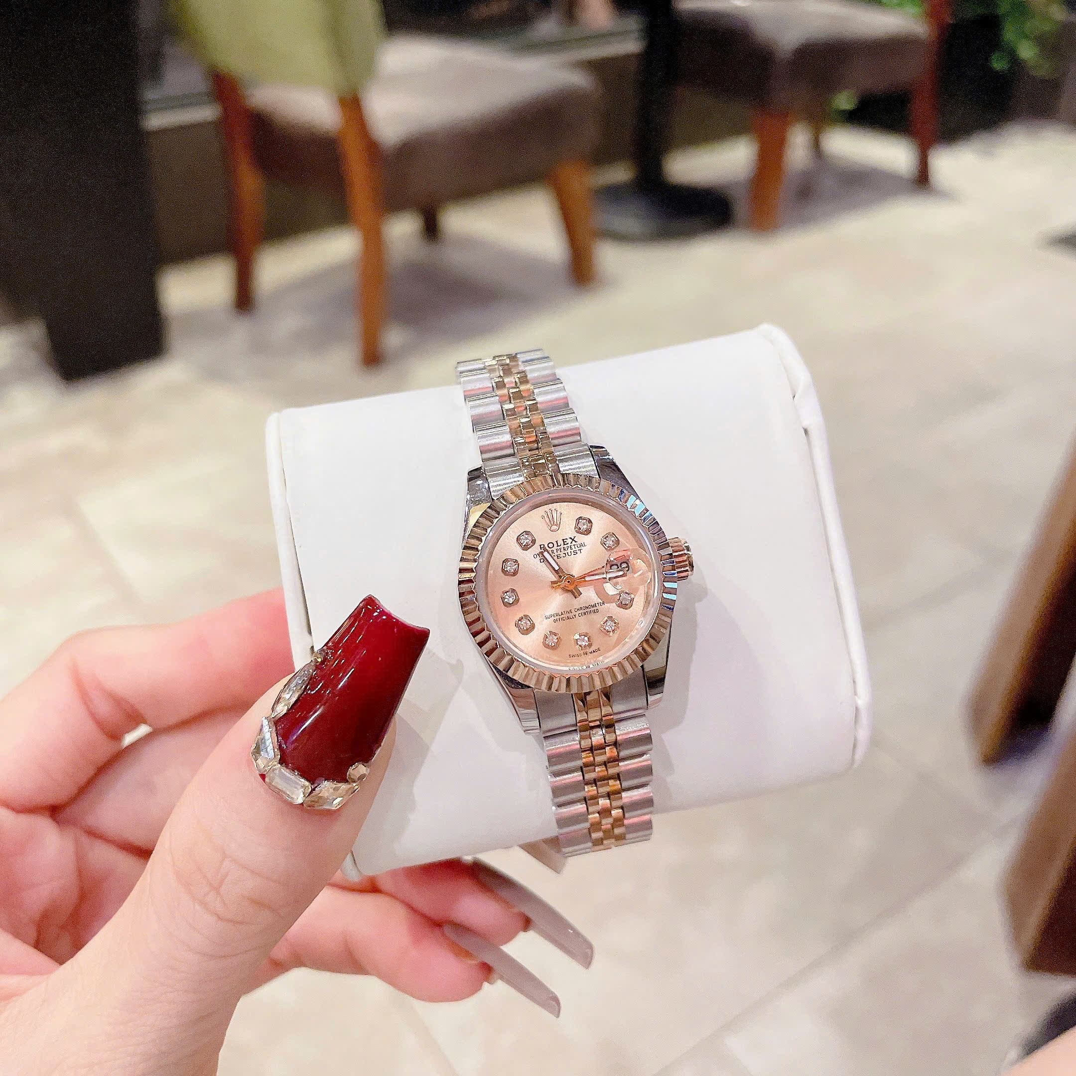Đồng Hồ Rolex Date Just |Nữ Giới |Mặt Hồng |Niềng Khía |Dây Kim Loại Demi |Máy Pin (Máy Quartz) |Size 28mm |donghogiatot.vn