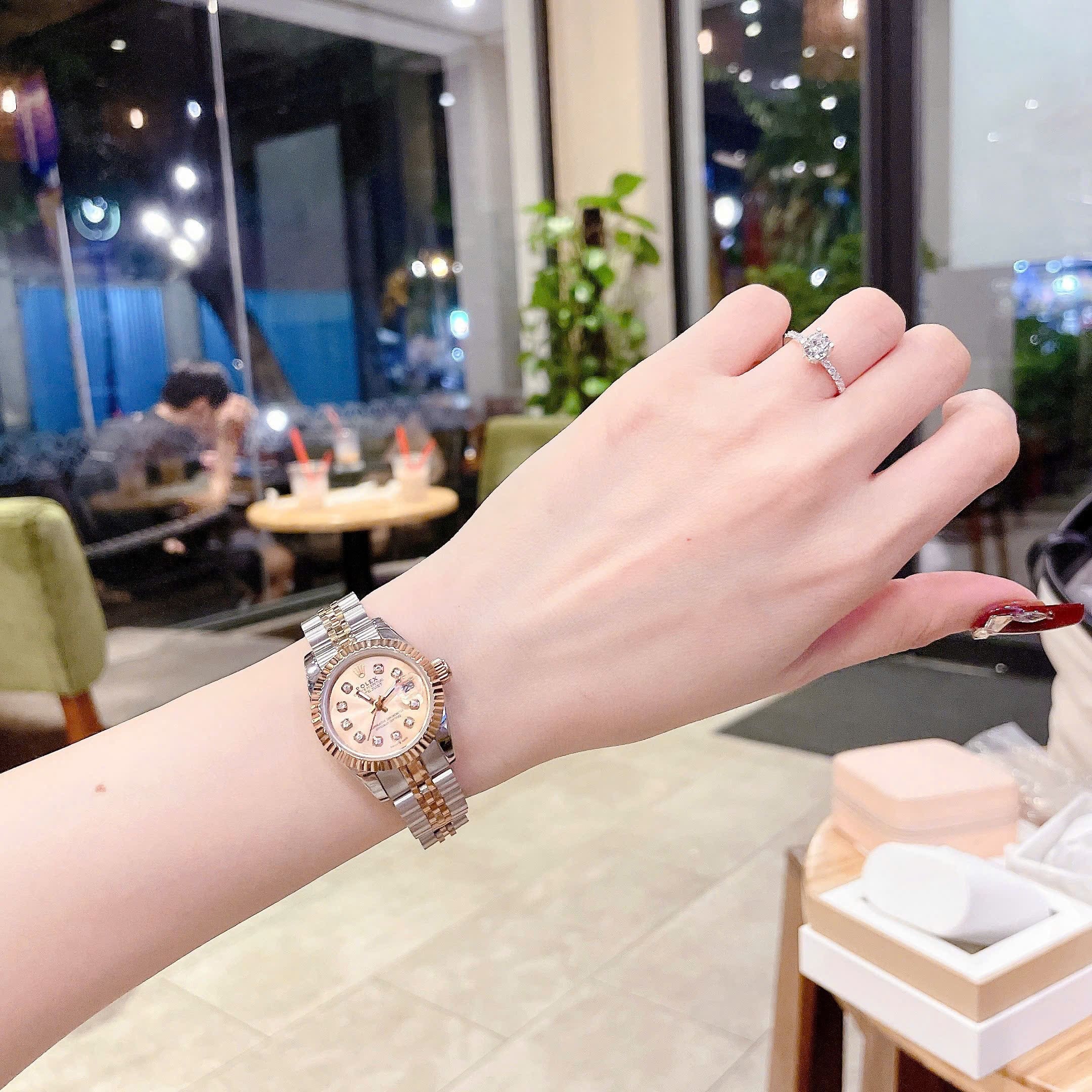 Đồng Hồ Rolex Date Just |Nữ Giới |Mặt Hồng |Niềng Khía |Dây Kim Loại Demi |Máy Pin (Máy Quartz) |Size 28mm |donghogiatot.vn