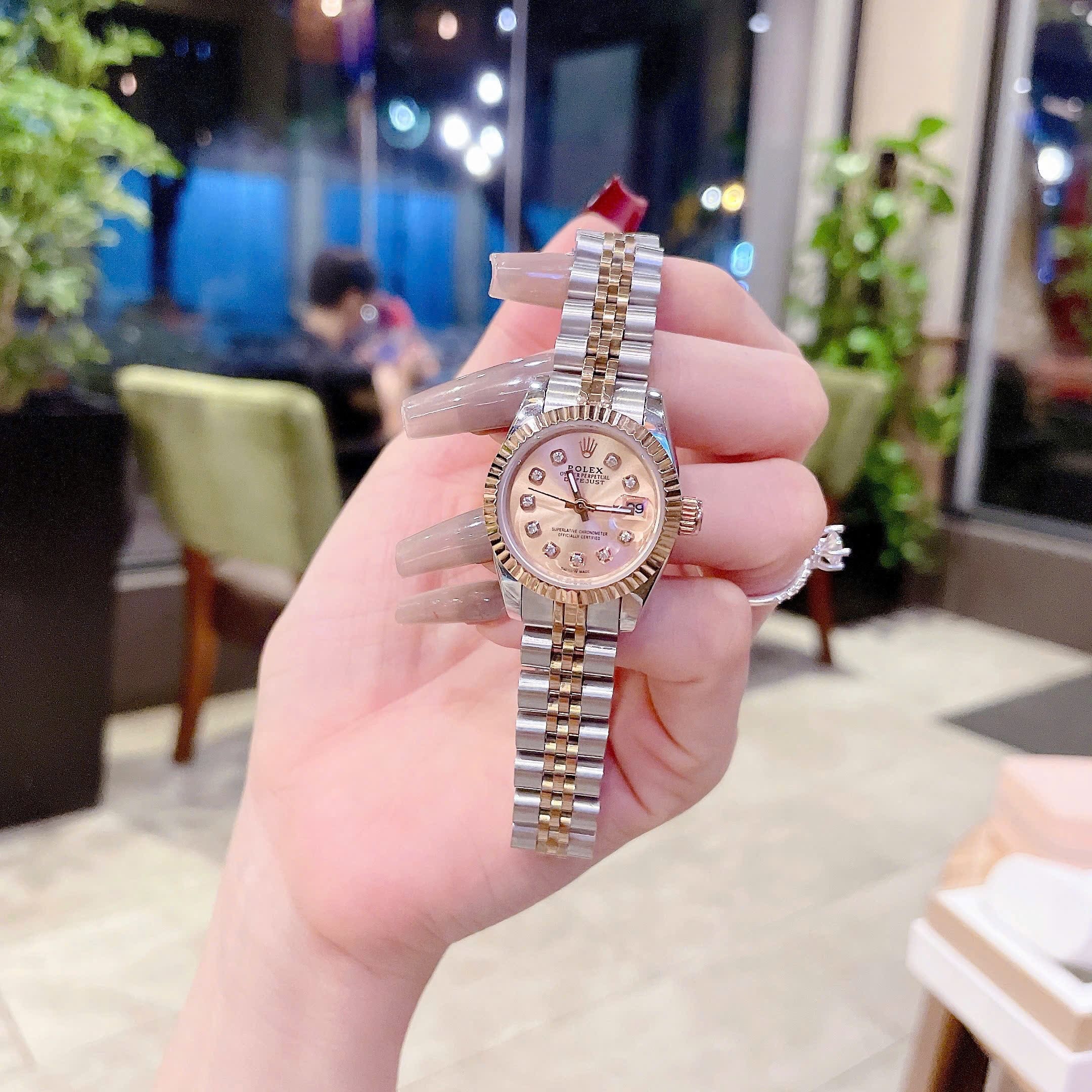 Đồng Hồ Rolex Date Just |Nữ Giới |Mặt Hồng |Niềng Khía |Dây Kim Loại Demi |Máy Pin (Máy Quartz) |Size 28mm |donghogiatot.vn