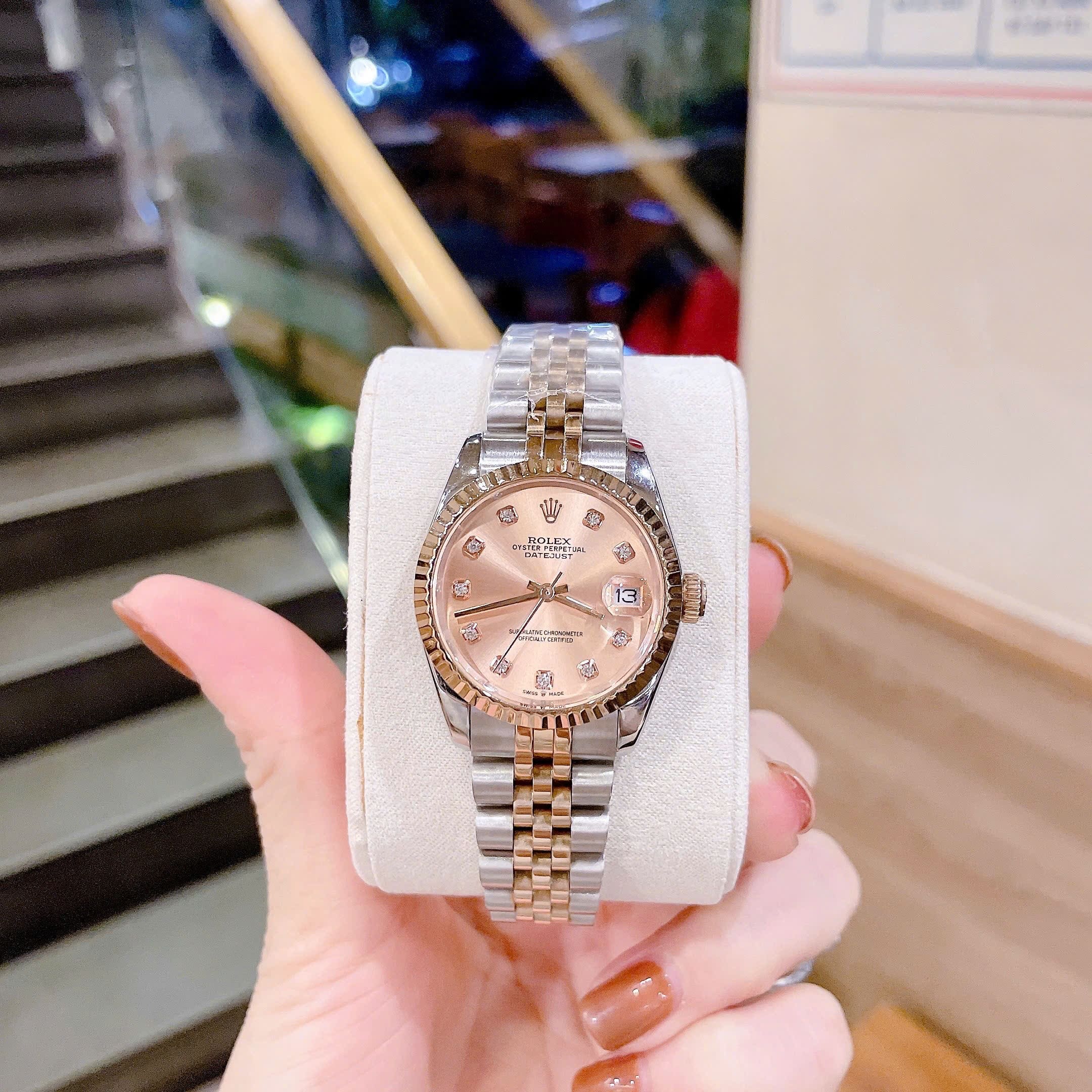 Đồng Hồ Rolex Date Just |Nữ Giới |Mặt Hồng |Niềng Khía |Dây Kim Loại Demi Rose |Máy Pin (Máy Quartz) |Size 31mm |donghogiatot.vn