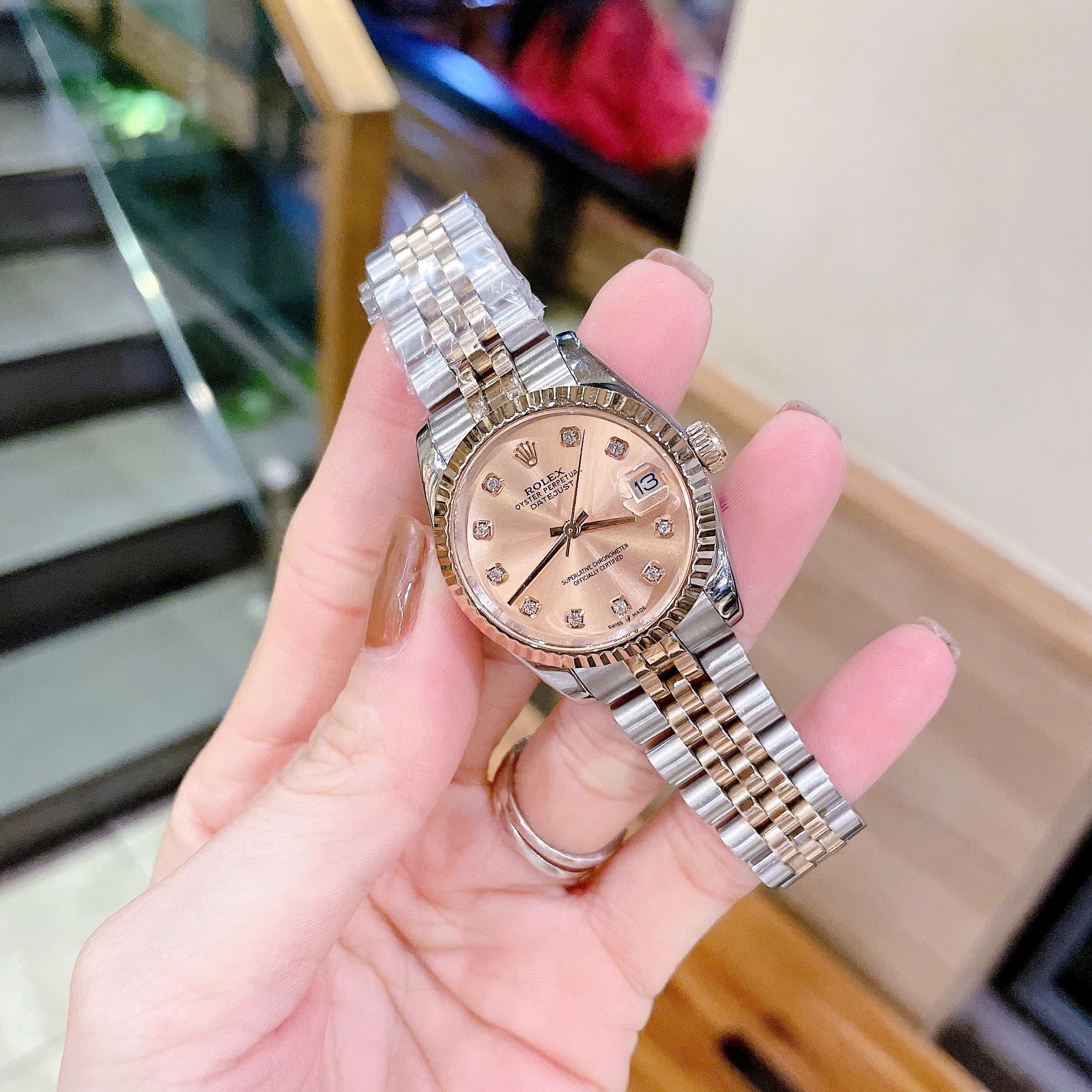 Đồng Hồ Rolex Date Just |Nữ Giới |Mặt Hồng |Niềng Khía |Dây Kim Loại Demi Rose |Máy Pin (Máy Quartz) |Size 31mm |donghogiatot.vn