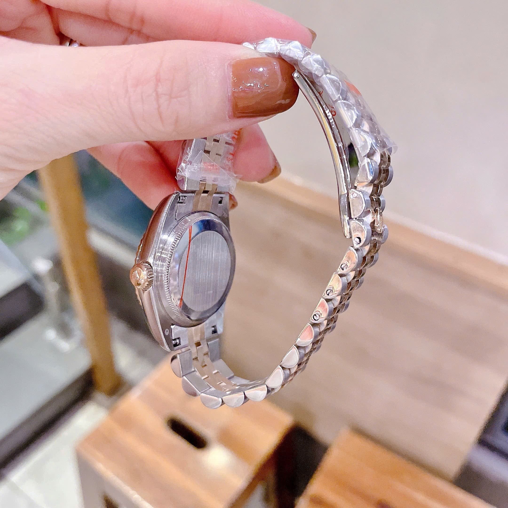 Đồng Hồ Rolex Date Just |Nữ Giới |Mặt Hồng |Niềng Khía |Dây Kim Loại Demi Rose |Máy Pin (Máy Quartz) |Size 31mm |donghogiatot.vn