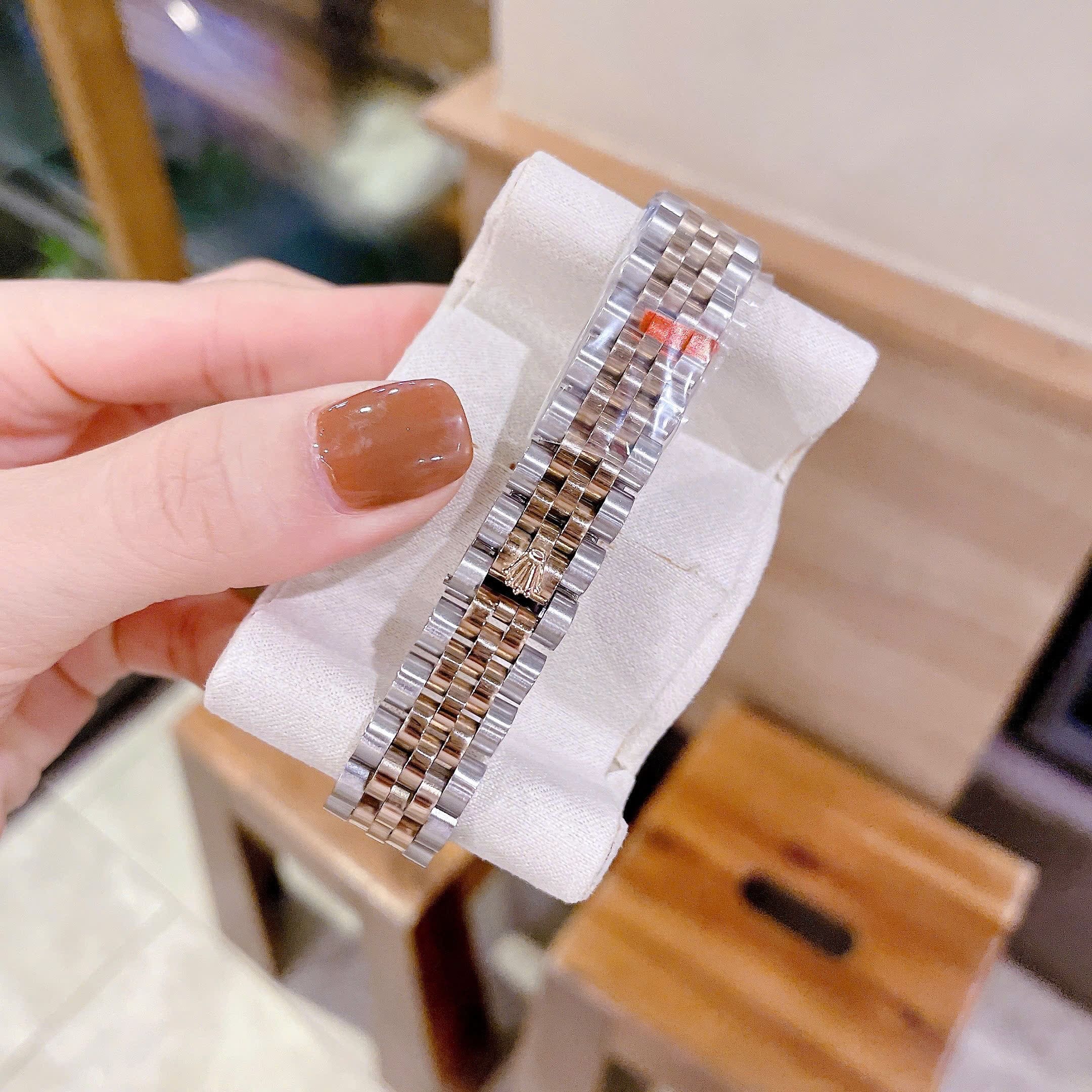 Đồng Hồ Rolex Date Just |Nữ Giới |Mặt Hồng |Niềng Khía |Dây Kim Loại Demi Rose |Máy Pin (Máy Quartz) |Size 31mm |donghogiatot.vn