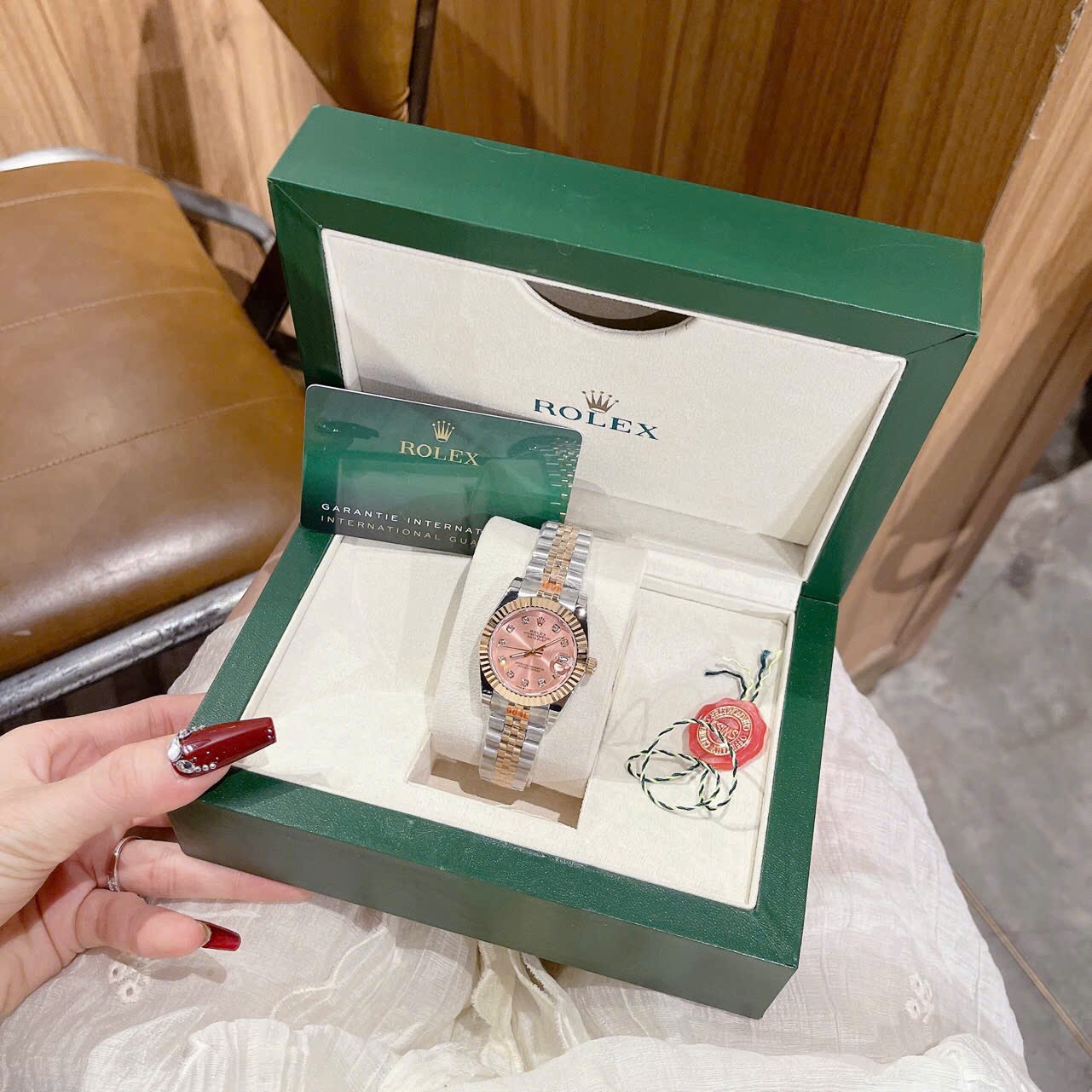 Đồng Hồ Rolex Date Just |Nữ Giới |Mặt Hồng |Niềng Khía |Dây Kim Loại Demi Rose |Máy Pin (Máy Quartz) |Size 31mm |donghogiatot.vn