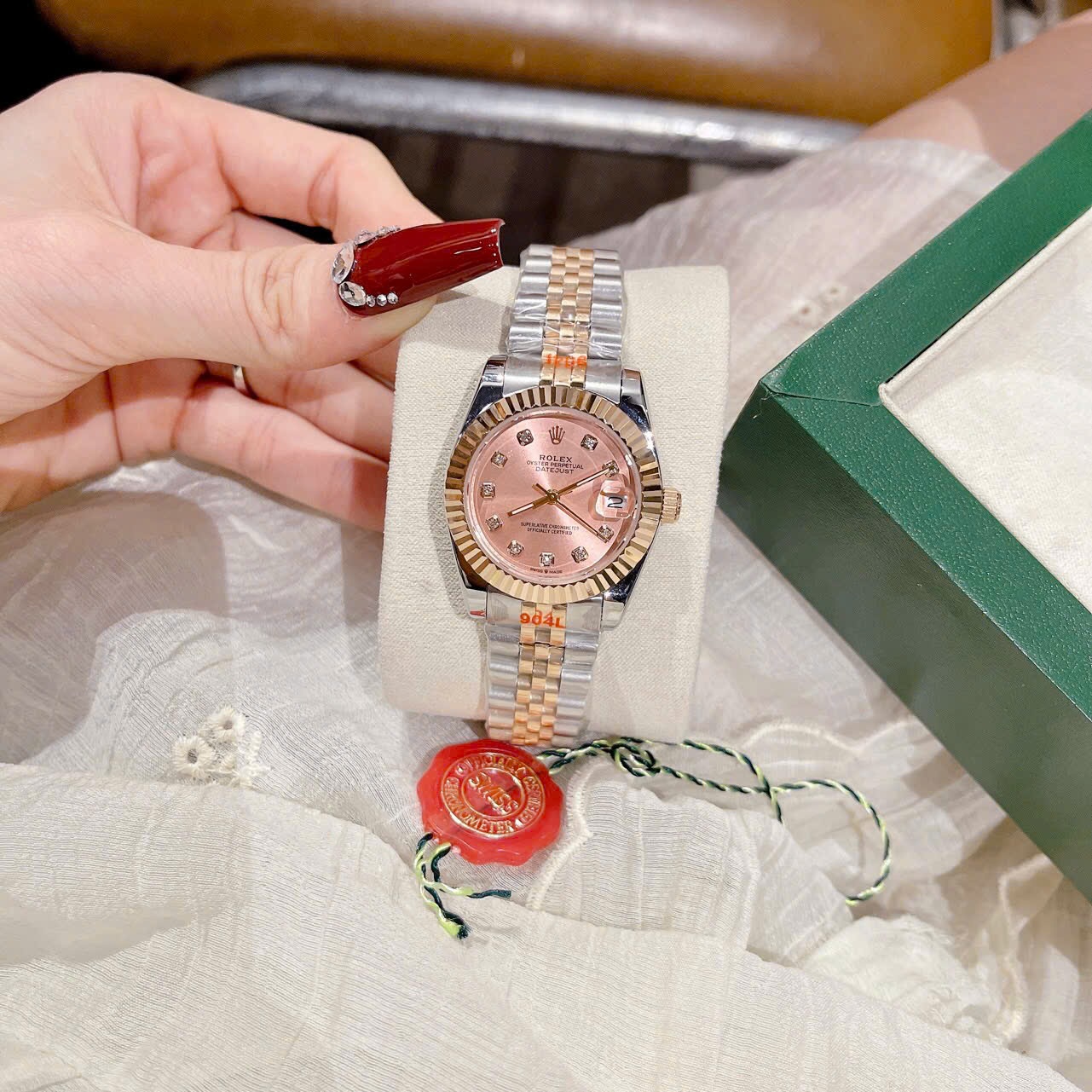 Đồng Hồ Rolex Date Just |Nữ Giới |Mặt Hồng |Niềng Khía |Dây Kim Loại Demi Vàng |Máy Pin (Máy Quartz) |Size 31mm |donghogiatot.vn