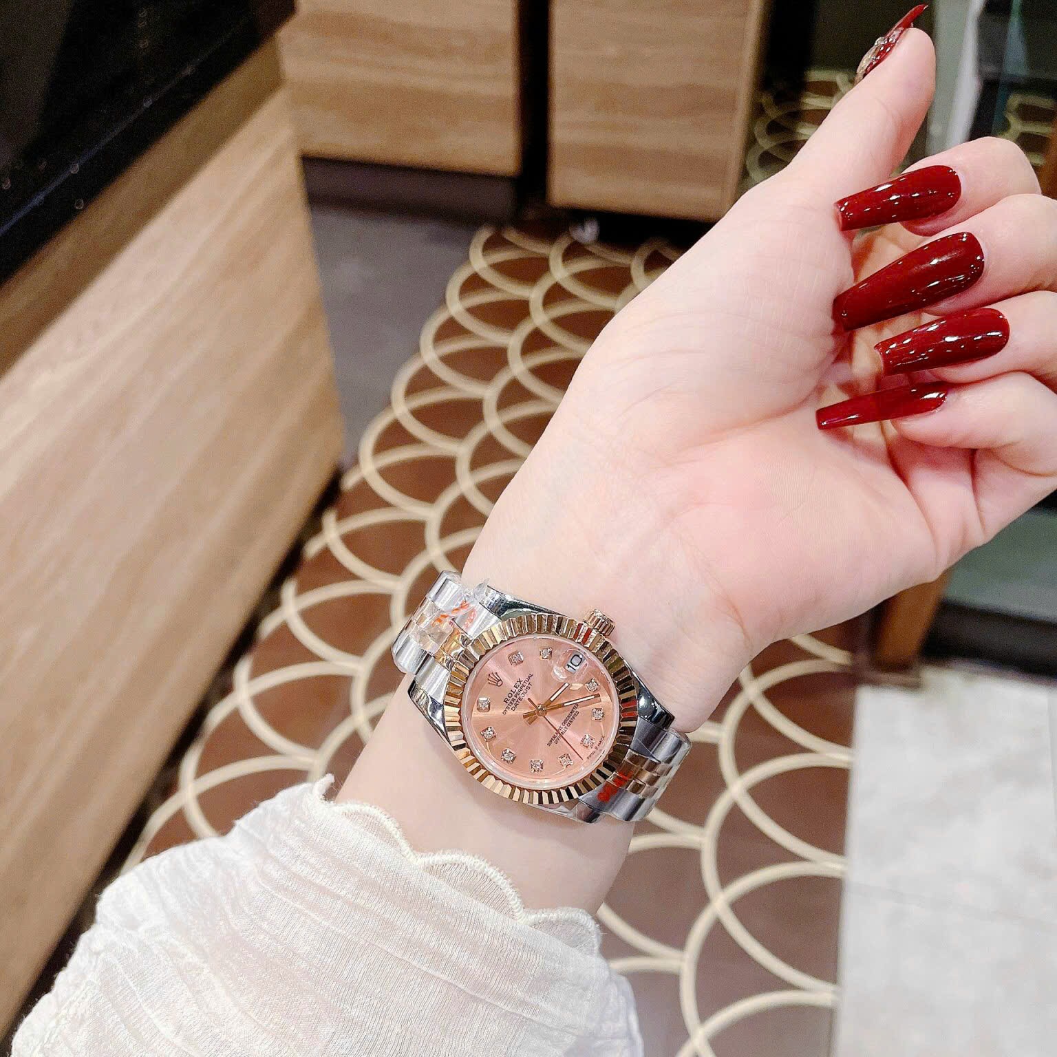 Đồng Hồ Rolex Date Just |Nữ Giới |Mặt Hồng |Niềng Khía |Dây Kim Loại Demi Vàng |Máy Pin (Máy Quartz) |Size 31mm |donghogiatot.vn