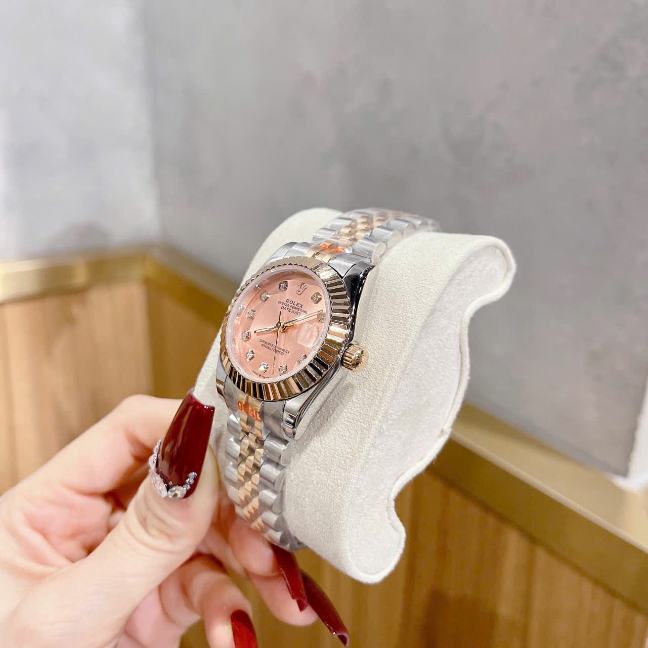 Đồng Hồ Rolex Date Just |Nữ Giới |Mặt Hồng |Niềng Khía |Dây Kim Loại Demi Vàng |Máy Pin (Máy Quartz) |Size 31mm |donghogiatot.vn