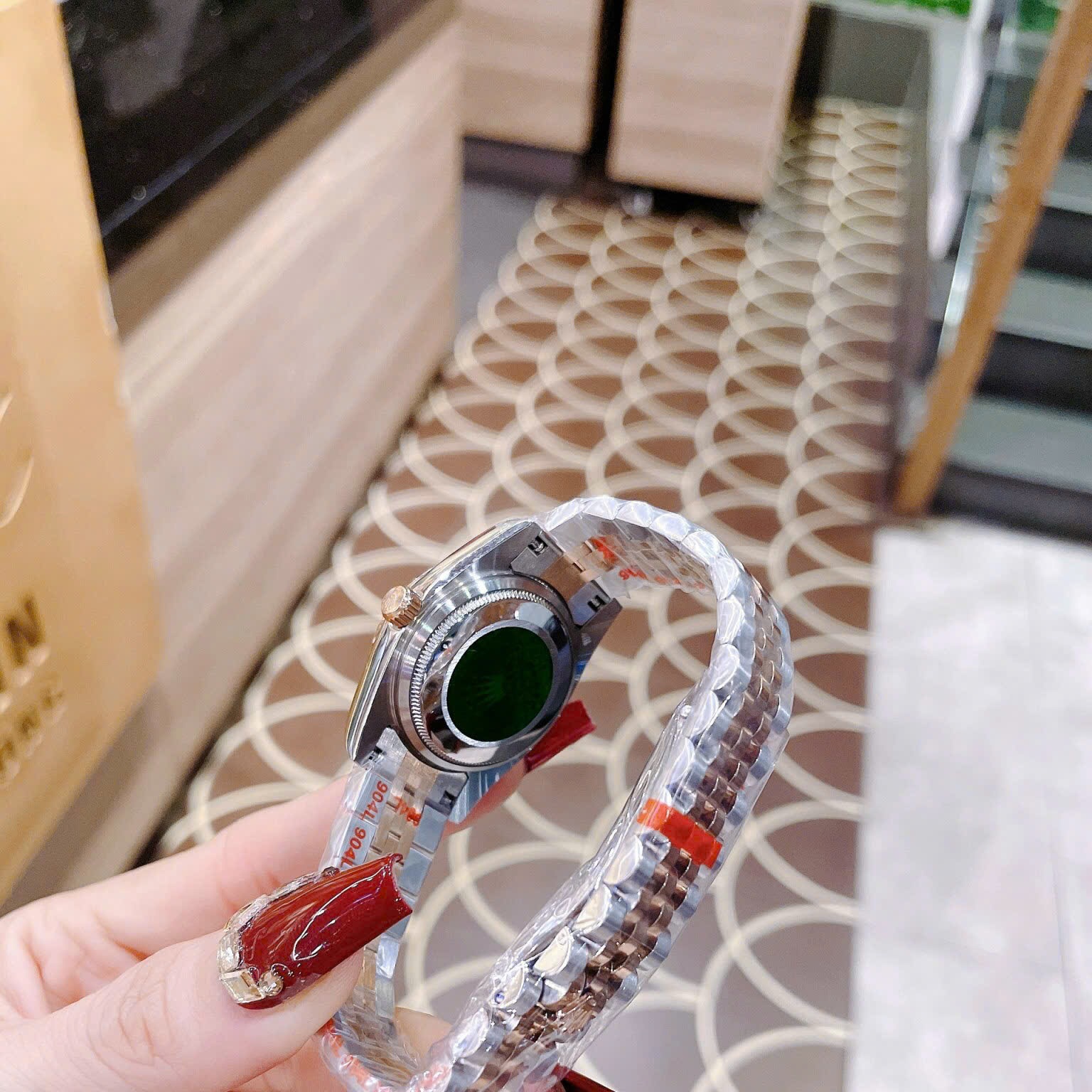 Đồng Hồ Rolex Date Just |Nữ Giới |Mặt Hồng |Niềng Khía |Dây Kim Loại Demi Vàng |Máy Pin (Máy Quartz) |Size 31mm |donghogiatot.vn