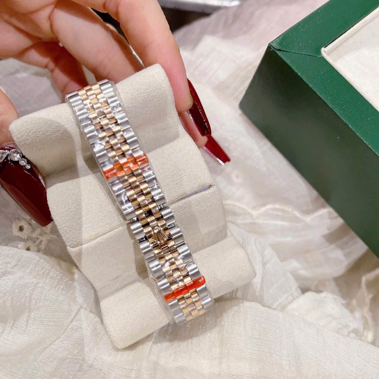 Đồng Hồ Rolex Date Just |Nữ Giới |Mặt Hồng |Niềng Khía |Dây Kim Loại Demi Vàng |Máy Pin (Máy Quartz) |Size 31mm |donghogiatot.vn