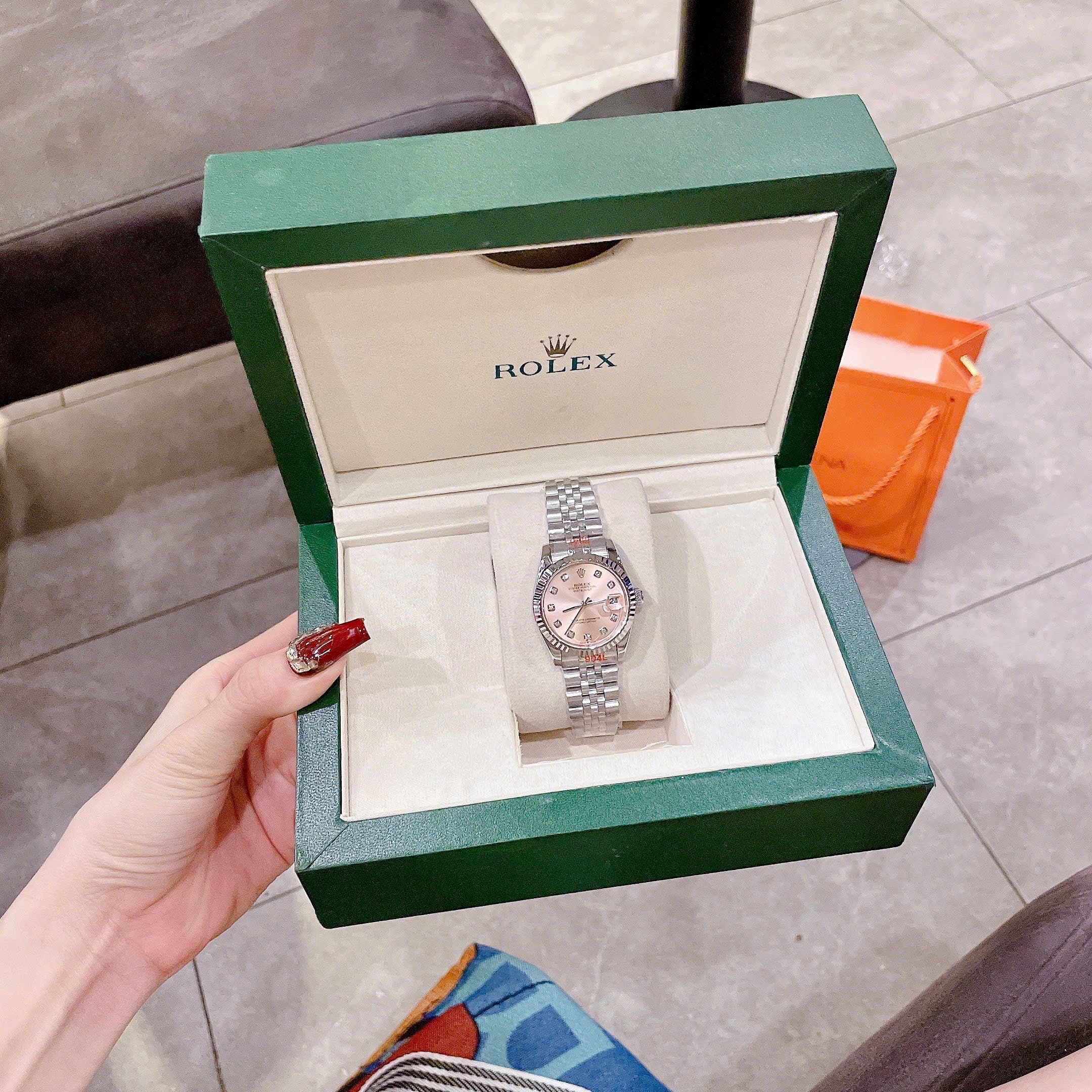 Đồng Hồ Rolex Date Just |Nữ Giới |Mặt Hồng |Niềng Khía |Dây Kim Loại |Máy Pin (Máy Quartz) |Size 31mm |donghogiatot.vn