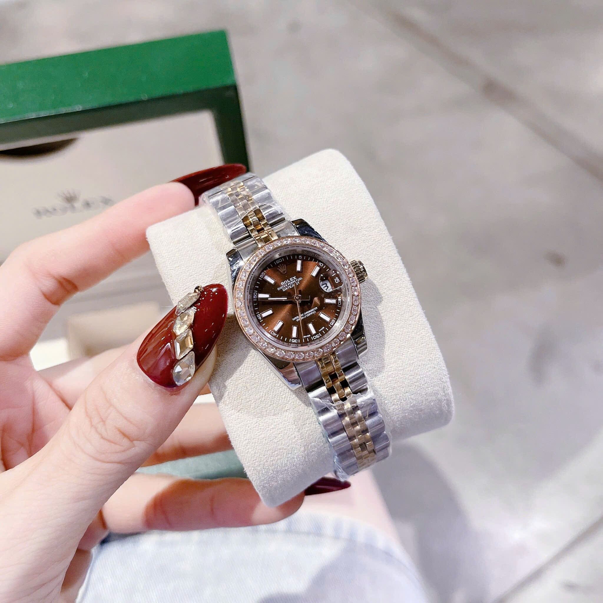 Đồng Hồ Rolex Date Just |Nữ Giới |Mặt Nâu |Đính Đá |Dây Kim Loại Demi |Máy Pin (Máy Quartz) |Size 28mm |donghogiatot.vn