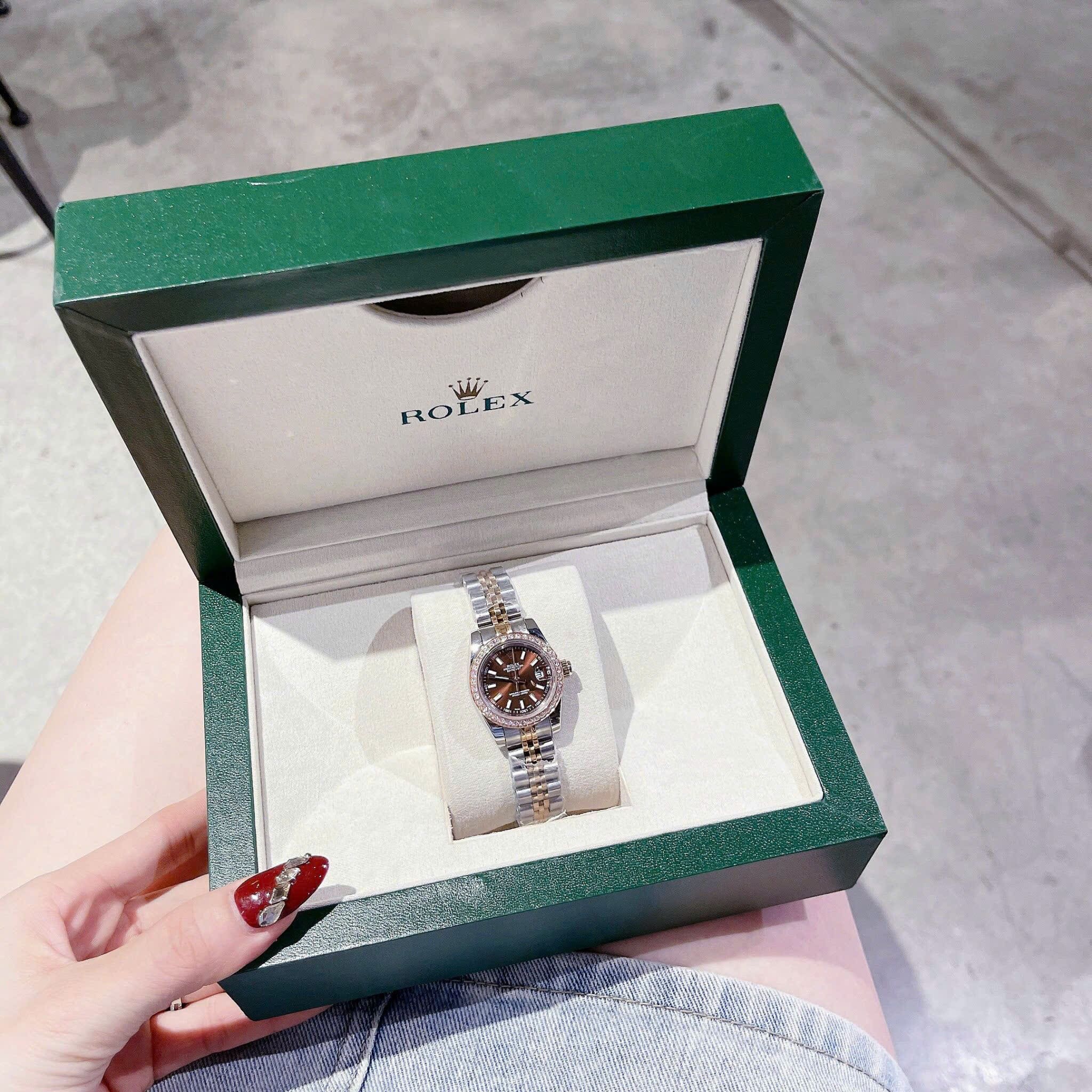 Đồng Hồ Rolex Date Just |Nữ Giới |Mặt Nâu |Đính Đá |Dây Kim Loại Demi |Máy Pin (Máy Quartz) |Size 28mm |donghogiatot.vn