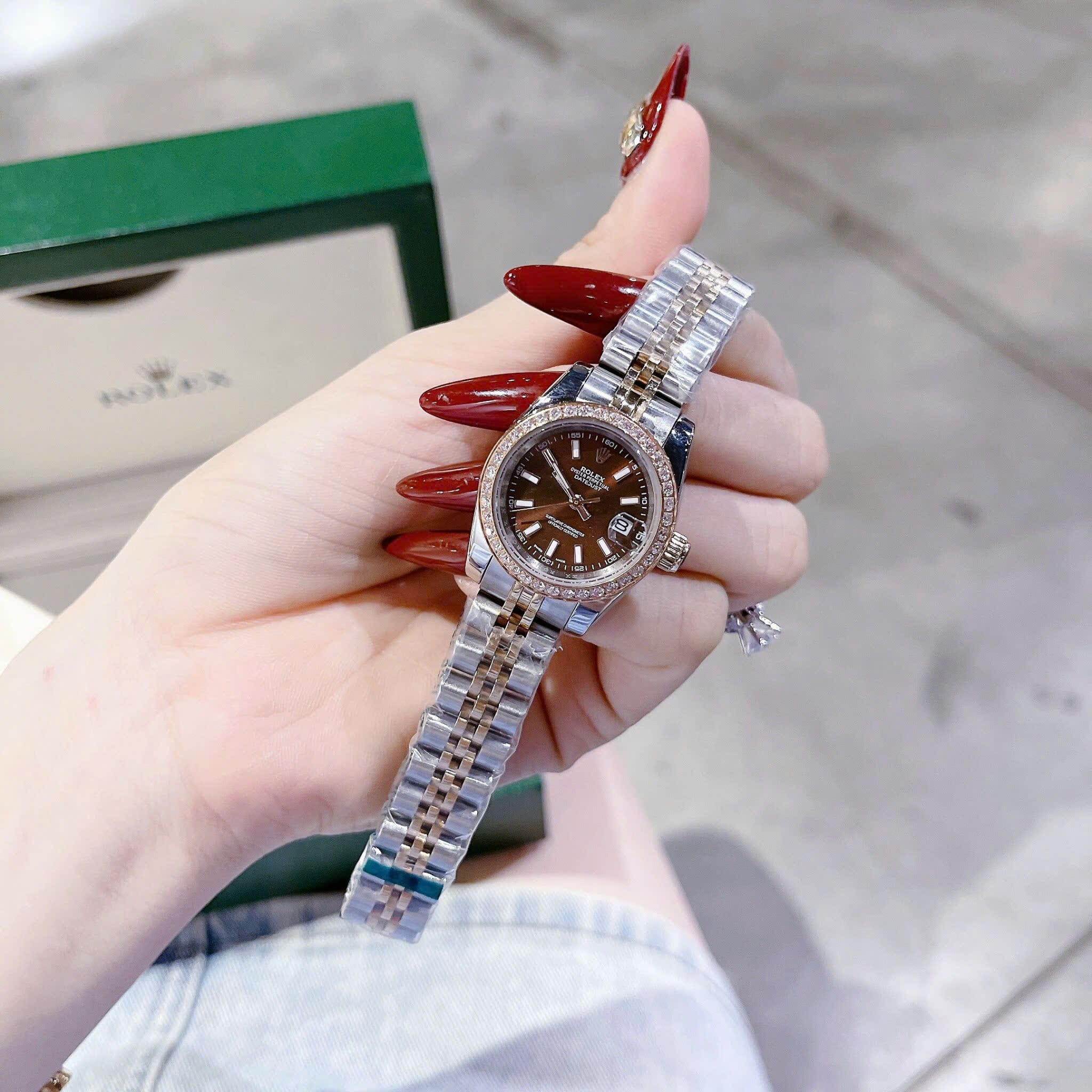 Đồng Hồ Rolex Date Just |Nữ Giới |Mặt Nâu |Đính Đá |Dây Kim Loại Demi |Máy Pin (Máy Quartz) |Size 28mm |donghogiatot.vn