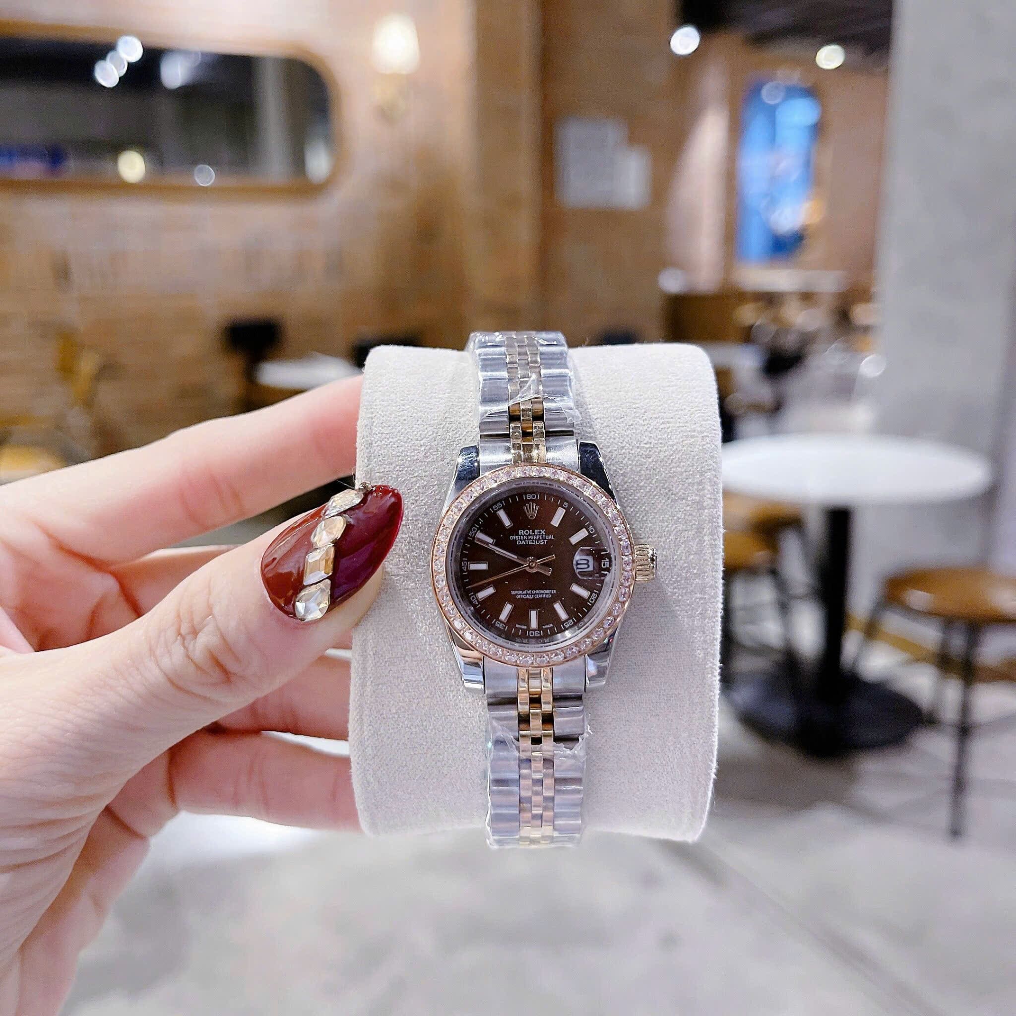 Đồng Hồ Rolex Date Just |Nữ Giới |Mặt Nâu |Đính Đá |Dây Kim Loại Demi |Máy Pin (Máy Quartz) |Size 28mm |donghogiatot.vn
