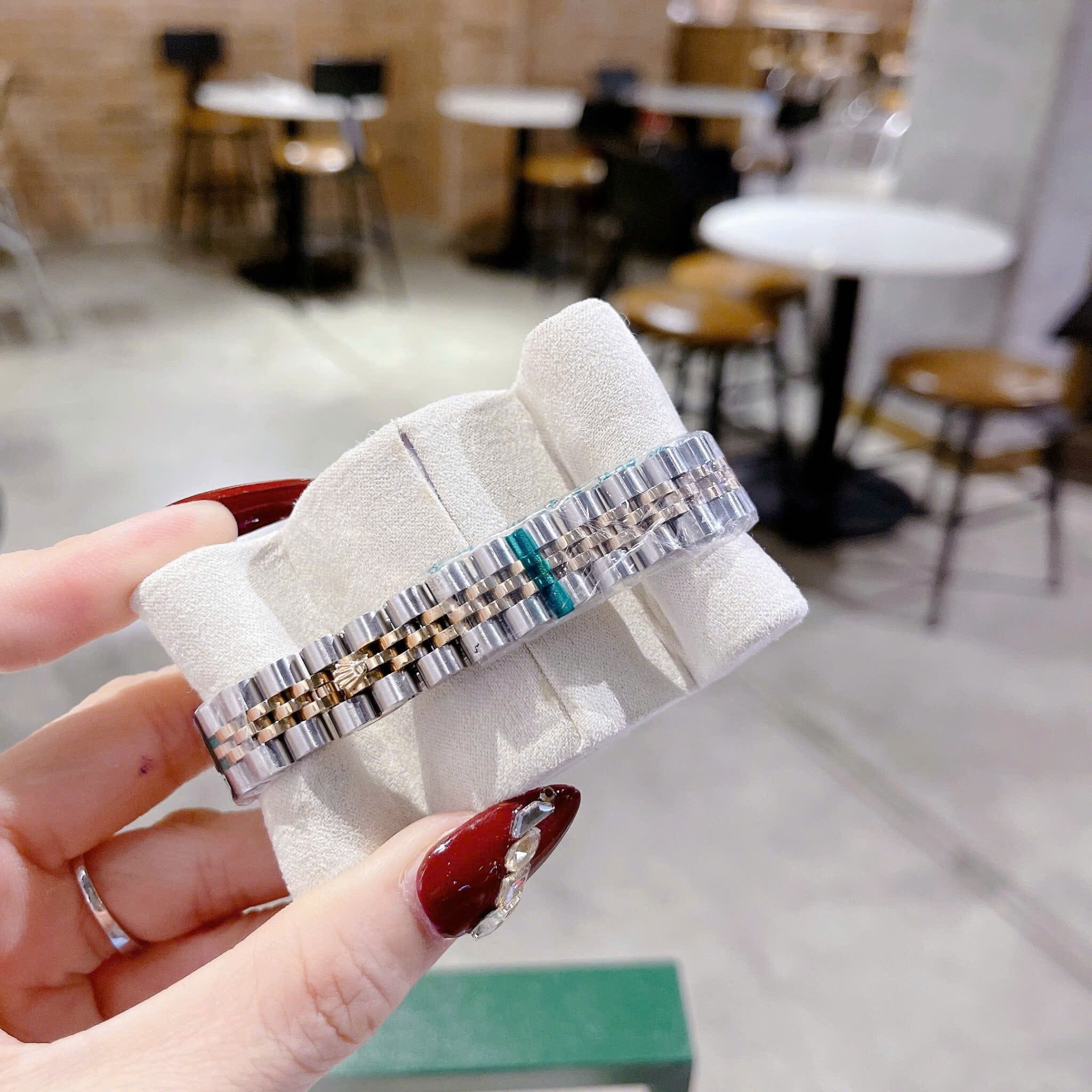 Đồng Hồ Rolex Date Just |Nữ Giới |Mặt Nâu |Đính Đá |Dây Kim Loại Demi |Máy Pin (Máy Quartz) |Size 28mm |donghogiatot.vn