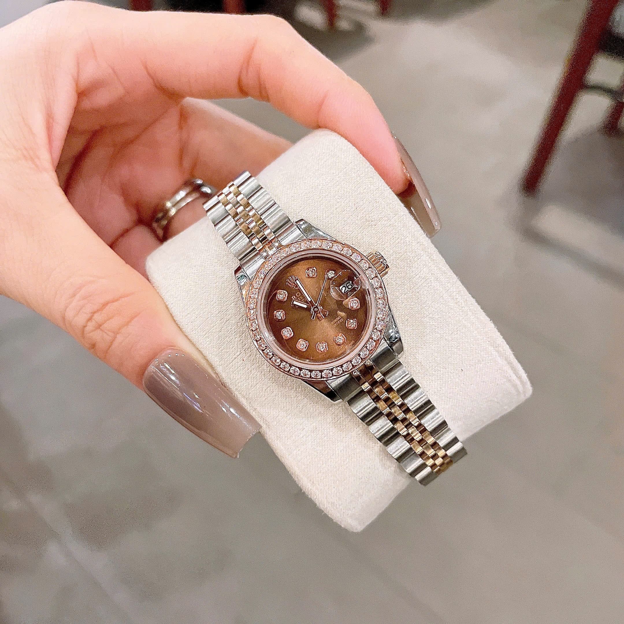 Đồng Hồ Rolex Date Just |Nữ Giới |Mặt Nâu |Đính Đá |Dây Kim Loại Demi |Máy Pin (Máy Quartz) |Size 28mm |donghogiatot.vn