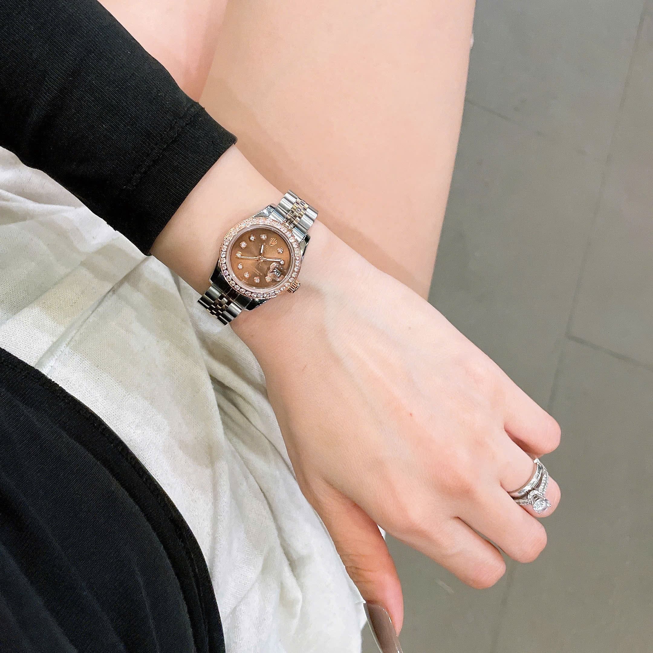 Đồng Hồ Rolex Date Just |Nữ Giới |Mặt Nâu |Đính Đá |Dây Kim Loại Demi |Máy Pin (Máy Quartz) |Size 28mm |donghogiatot.vn