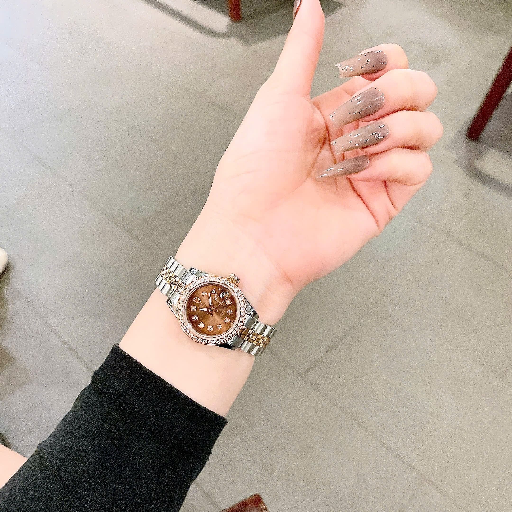 Đồng Hồ Rolex Date Just |Nữ Giới |Mặt Nâu |Đính Đá |Dây Kim Loại Demi |Máy Pin (Máy Quartz) |Size 28mm |donghogiatot.vn