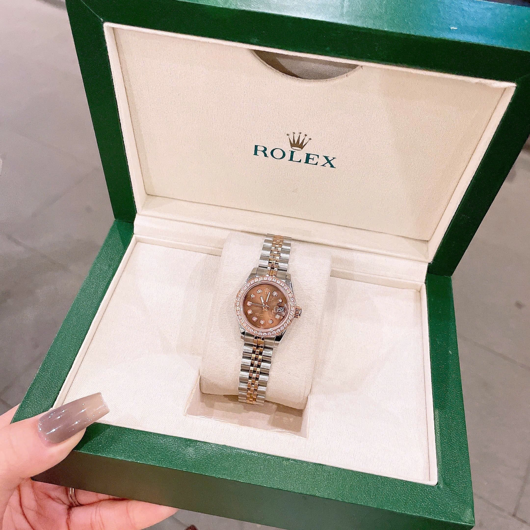 Đồng Hồ Rolex Date Just |Nữ Giới |Mặt Nâu |Đính Đá |Dây Kim Loại Demi |Máy Pin (Máy Quartz) |Size 28mm |donghogiatot.vn