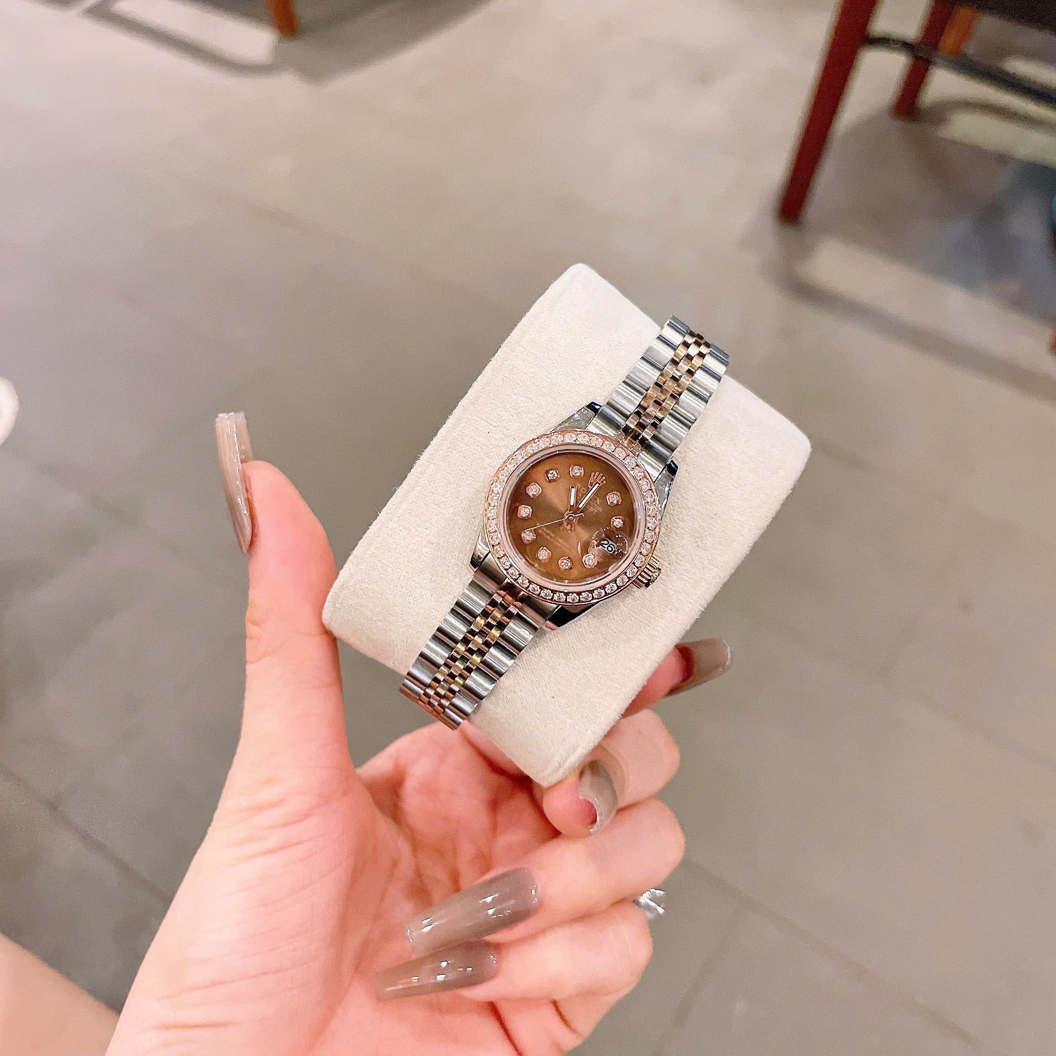 Đồng Hồ Rolex Date Just |Nữ Giới |Mặt Nâu |Đính Đá |Dây Kim Loại Demi |Máy Pin (Máy Quartz) |Size 28mm |donghogiatot.vn