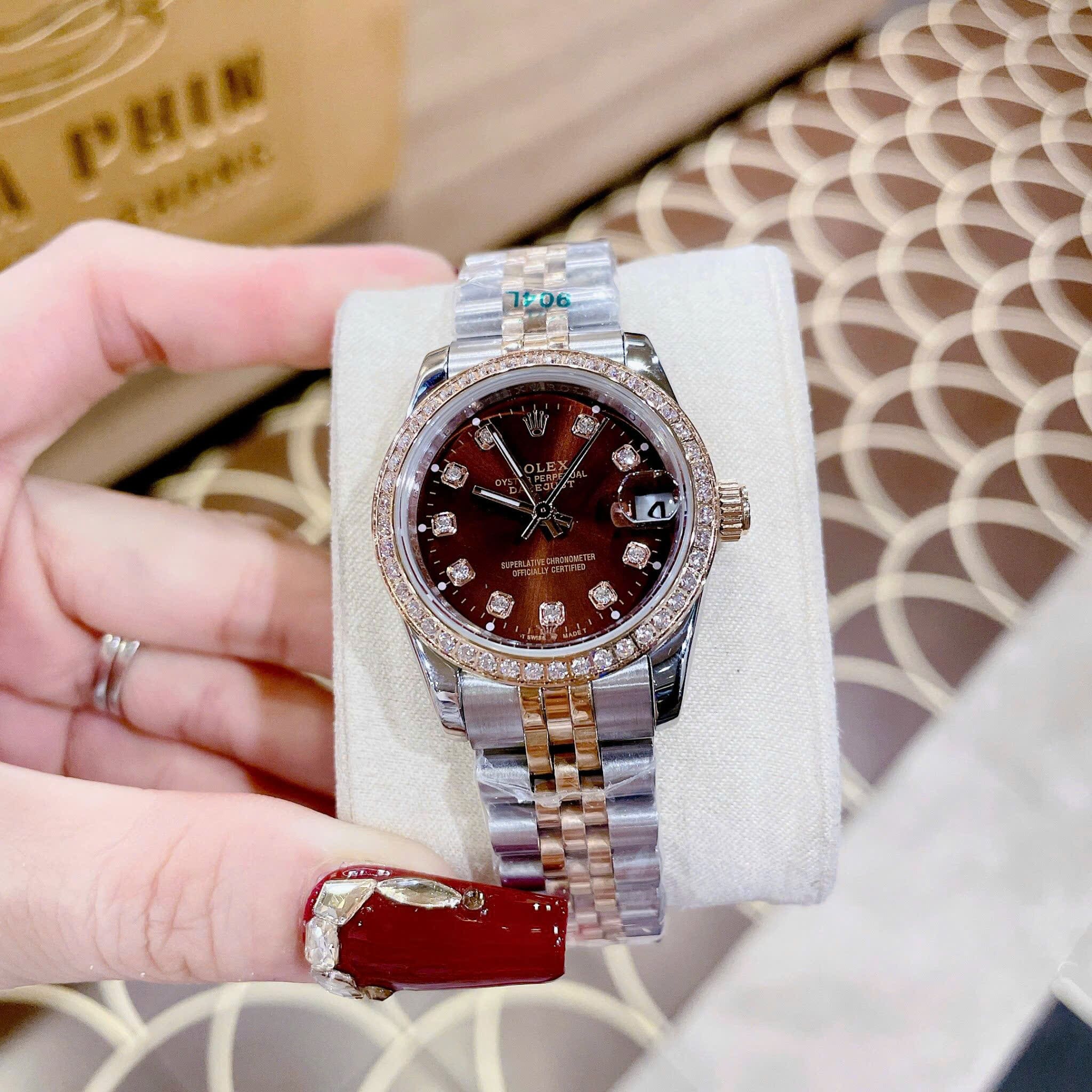 Đồng Hồ Rolex Date Just |Nữ Giới |Mặt Nâu |Đính Đá |Dây Kim Loại Demi Rose |Máy Pin (Máy Quartz) |Size 31mm |donghogiatot.vn