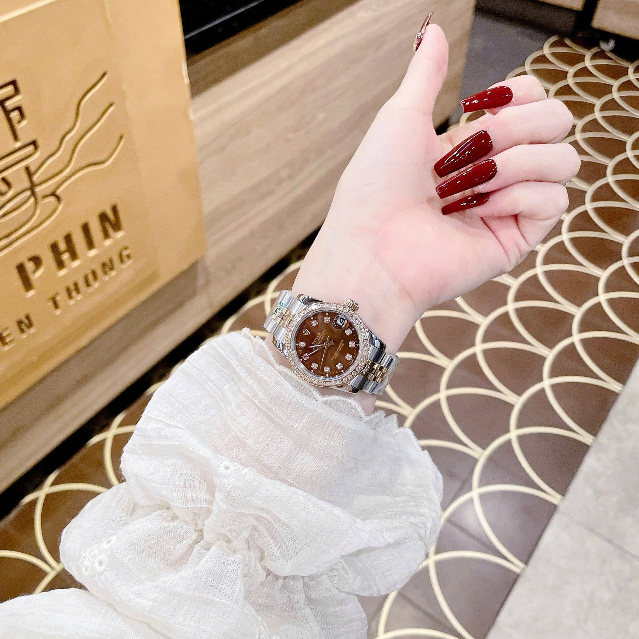 Đồng Hồ Rolex Date Just |Nữ Giới |Mặt Nâu |Đính Đá |Dây Kim Loại Demi Rose |Máy Pin (Máy Quartz) |Size 31mm |donghogiatot.vn