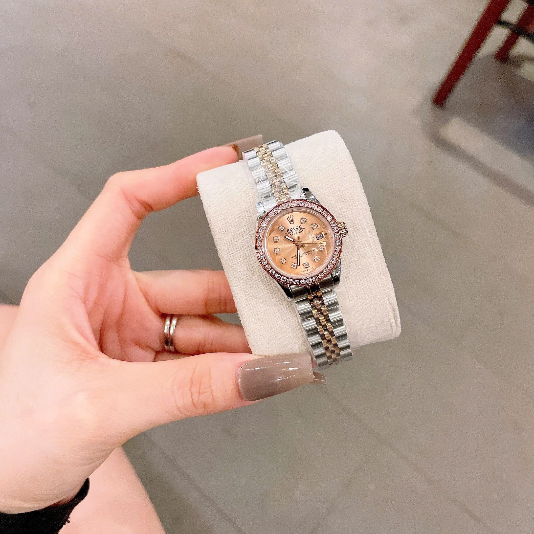 Đồng Hồ Rolex Date Just |Nữ Giới |Mặt Nâu Trà |Đính Đá |Dây Kim Loại Demi |Máy Pin (Máy Quartz) |Size 28mm |donghogiatot.vn