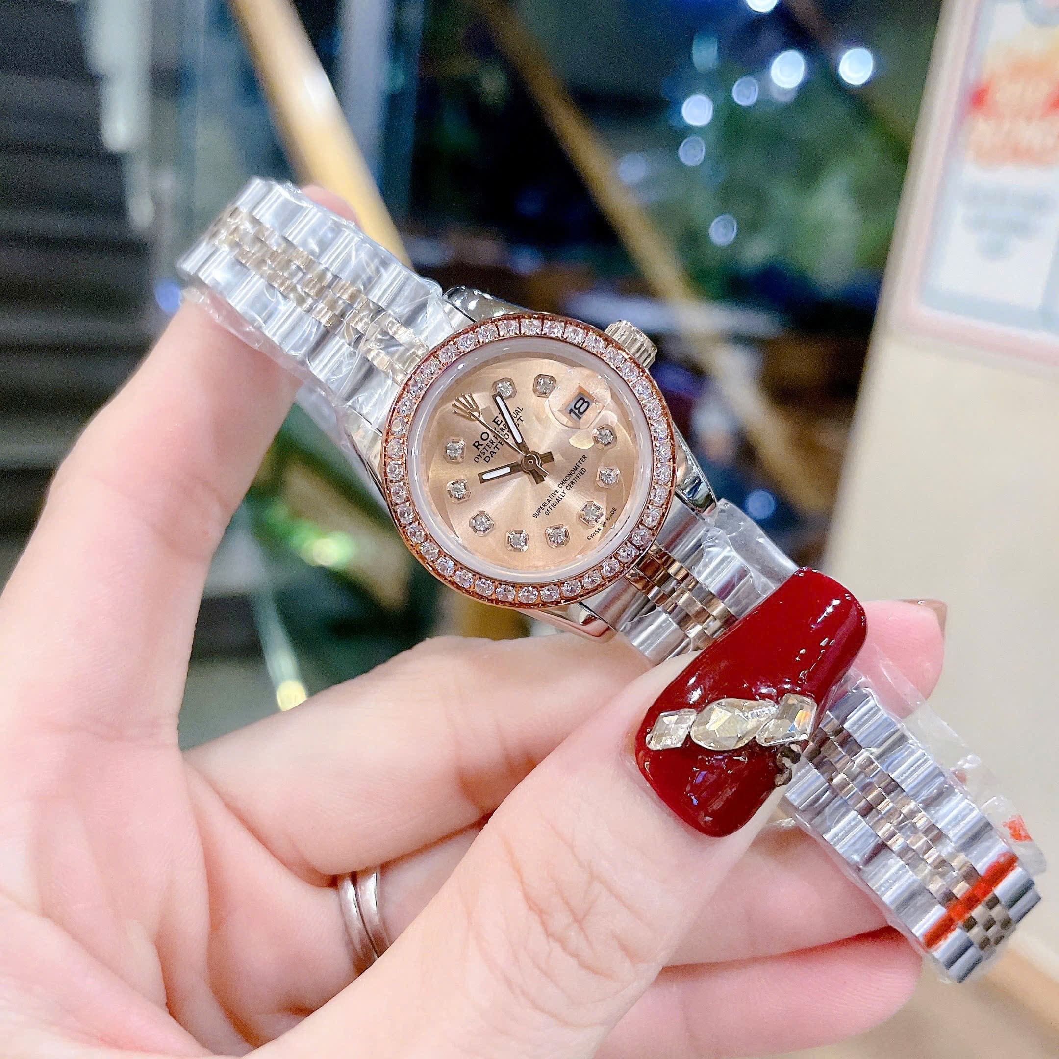 Đồng Hồ Rolex Date Just |Nữ Giới |Mặt Nâu Trà |Đính Đá |Dây Kim Loại Demi |Máy Pin (Máy Quartz) |Size 28mm |donghogiatot.vn