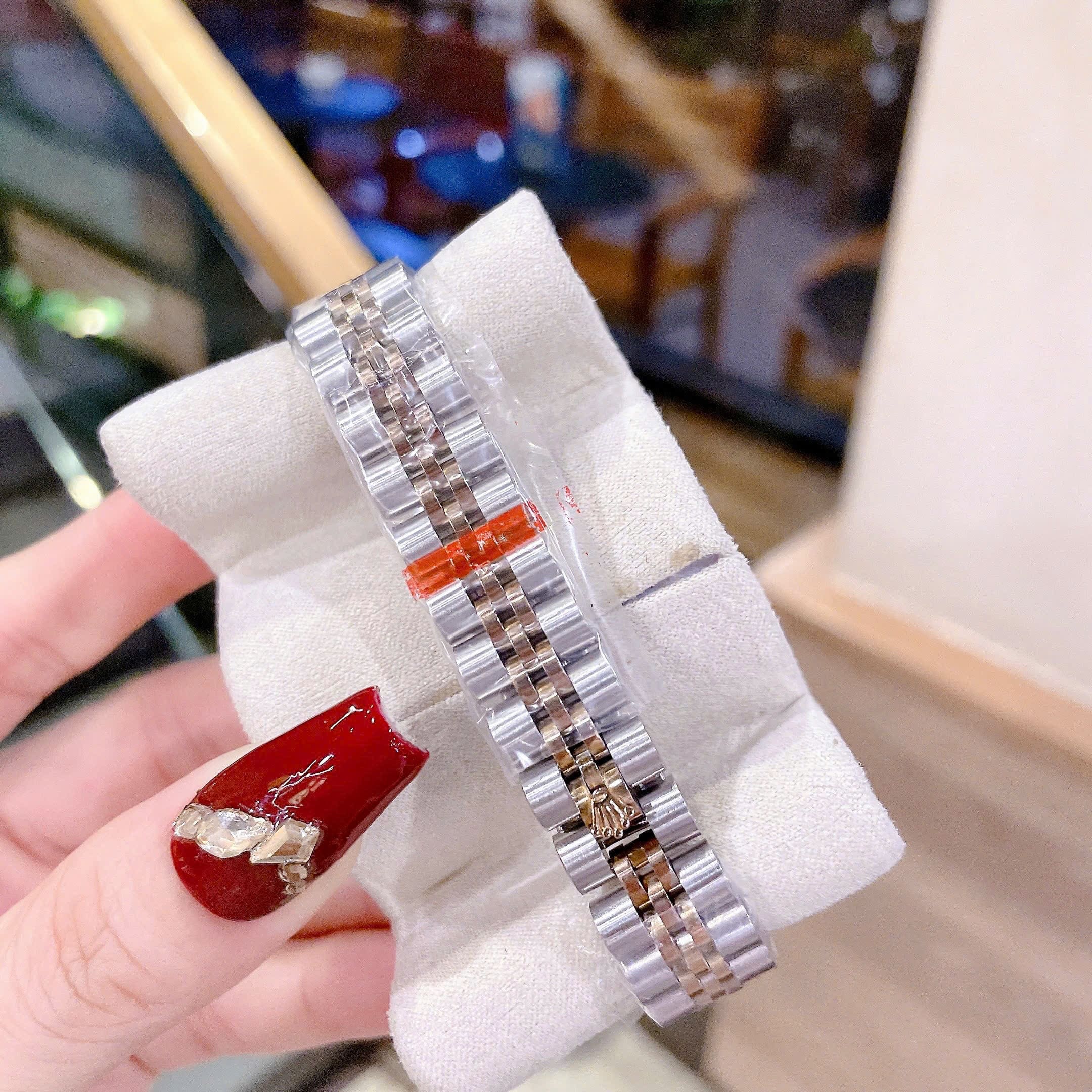 Đồng Hồ Rolex Date Just |Nữ Giới |Mặt Nâu Trà |Đính Đá |Dây Kim Loại Demi |Máy Pin (Máy Quartz) |Size 28mm |donghogiatot.vn