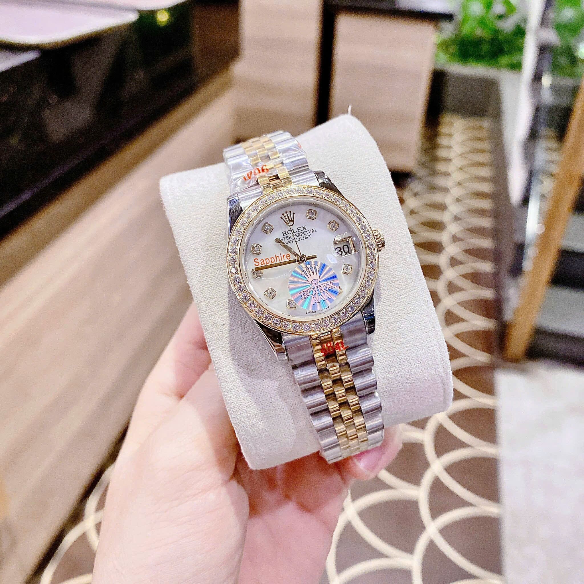 Đồng Hồ Rolex Date Just |Nữ Giới |Mặt Trắng |Đính Đá |Dây Kim Loại Demi Vàng |Máy Pin (Máy Quartz) |Size 31mm |donghogiatot.vn