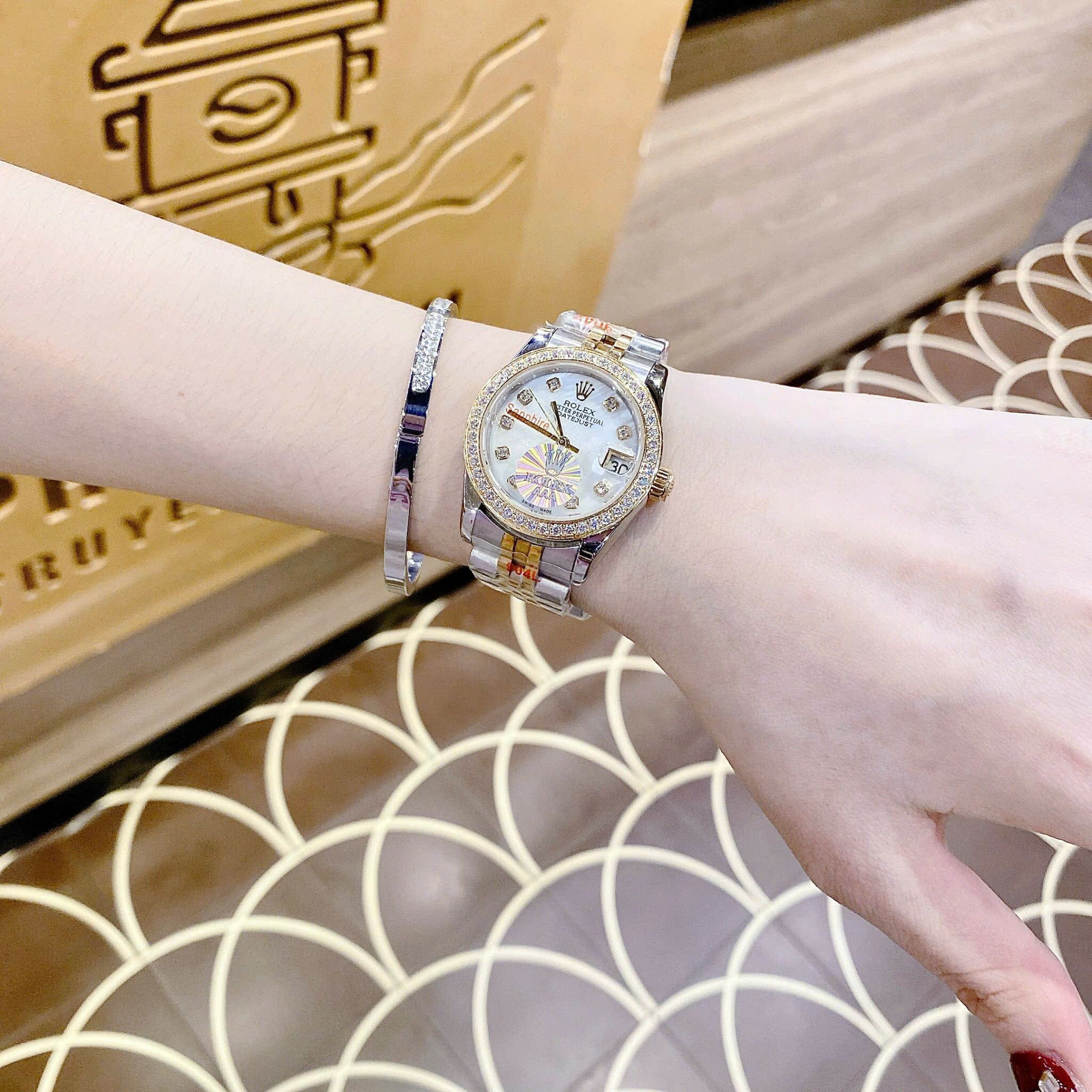 Đồng Hồ Rolex Date Just |Nữ Giới |Mặt Trắng |Đính Đá |Dây Kim Loại Demi Vàng |Máy Pin (Máy Quartz) |Size 31mm |donghogiatot.vn