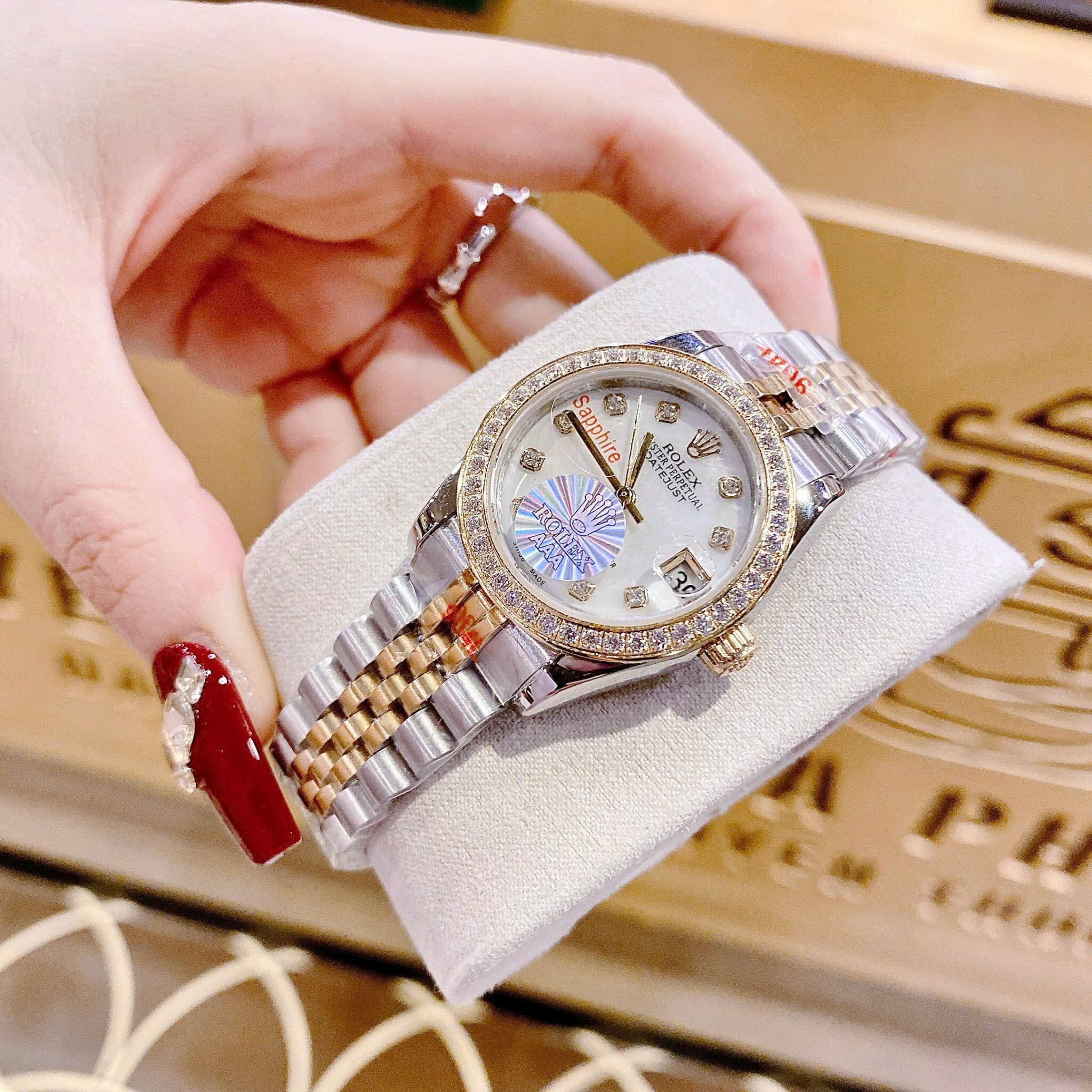 Đồng Hồ Rolex Date Just |Nữ Giới |Mặt Trắng |Đính Đá |Dây Kim Loại Demi Vàng |Máy Pin (Máy Quartz) |Size 31mm |donghogiatot.vn
