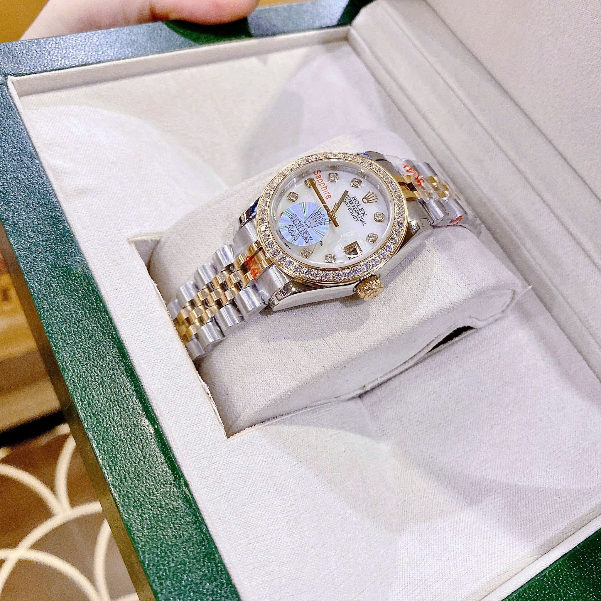 Đồng Hồ Rolex Date Just |Nữ Giới |Mặt Trắng |Đính Đá |Dây Kim Loại Demi Vàng |Máy Pin (Máy Quartz) |Size 31mm |donghogiatot.vn