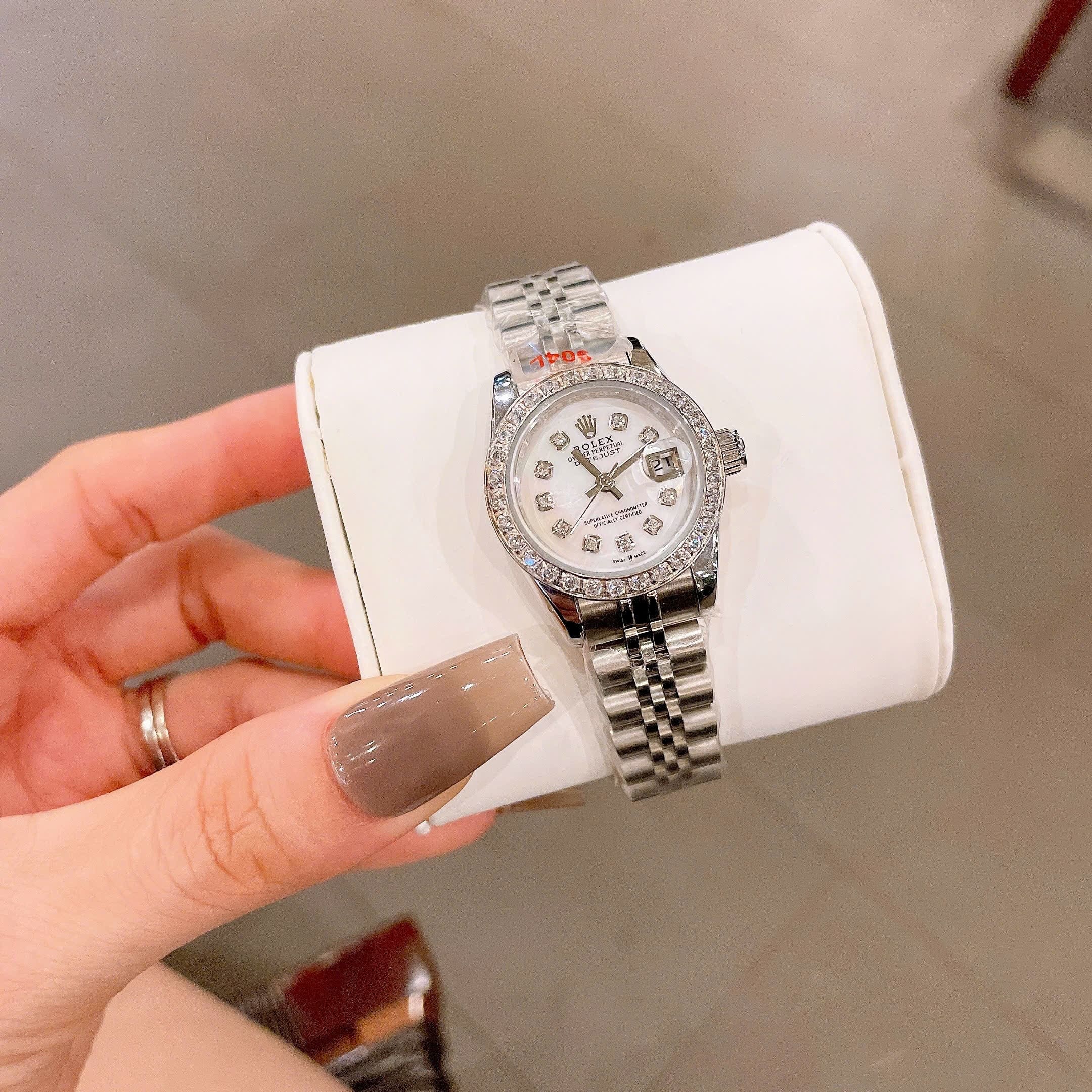 Đồng Hồ Rolex Date Just |Nữ Giới |Mặt Trắng |Đính Đá |Dây Kim Loại Silver |Máy Pin (Máy Quartz) |Size 28mm |donghogiatot.vn