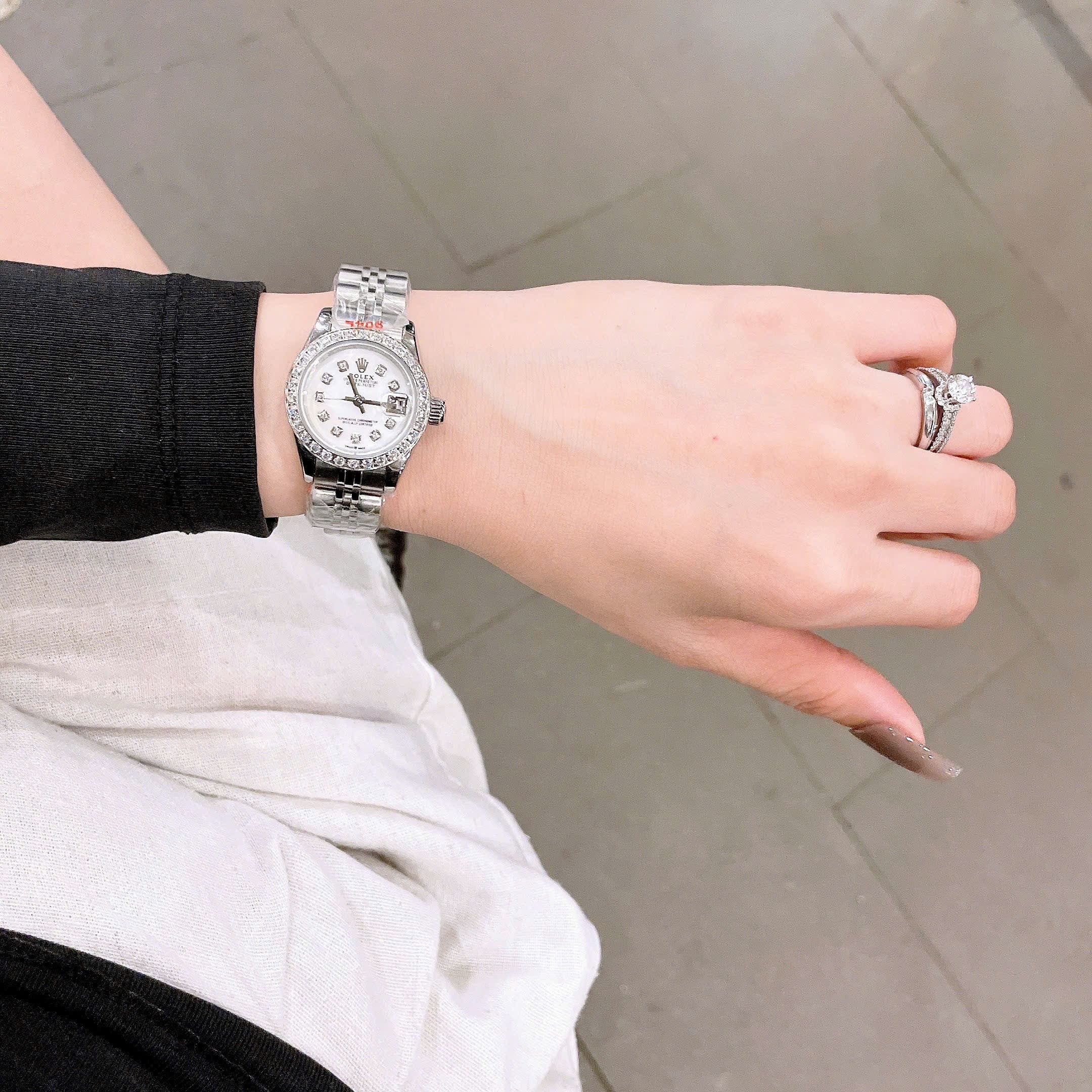 Đồng Hồ Rolex Date Just |Nữ Giới |Mặt Trắng |Đính Đá |Dây Kim Loại Silver |Máy Pin (Máy Quartz) |Size 28mm |donghogiatot.vn