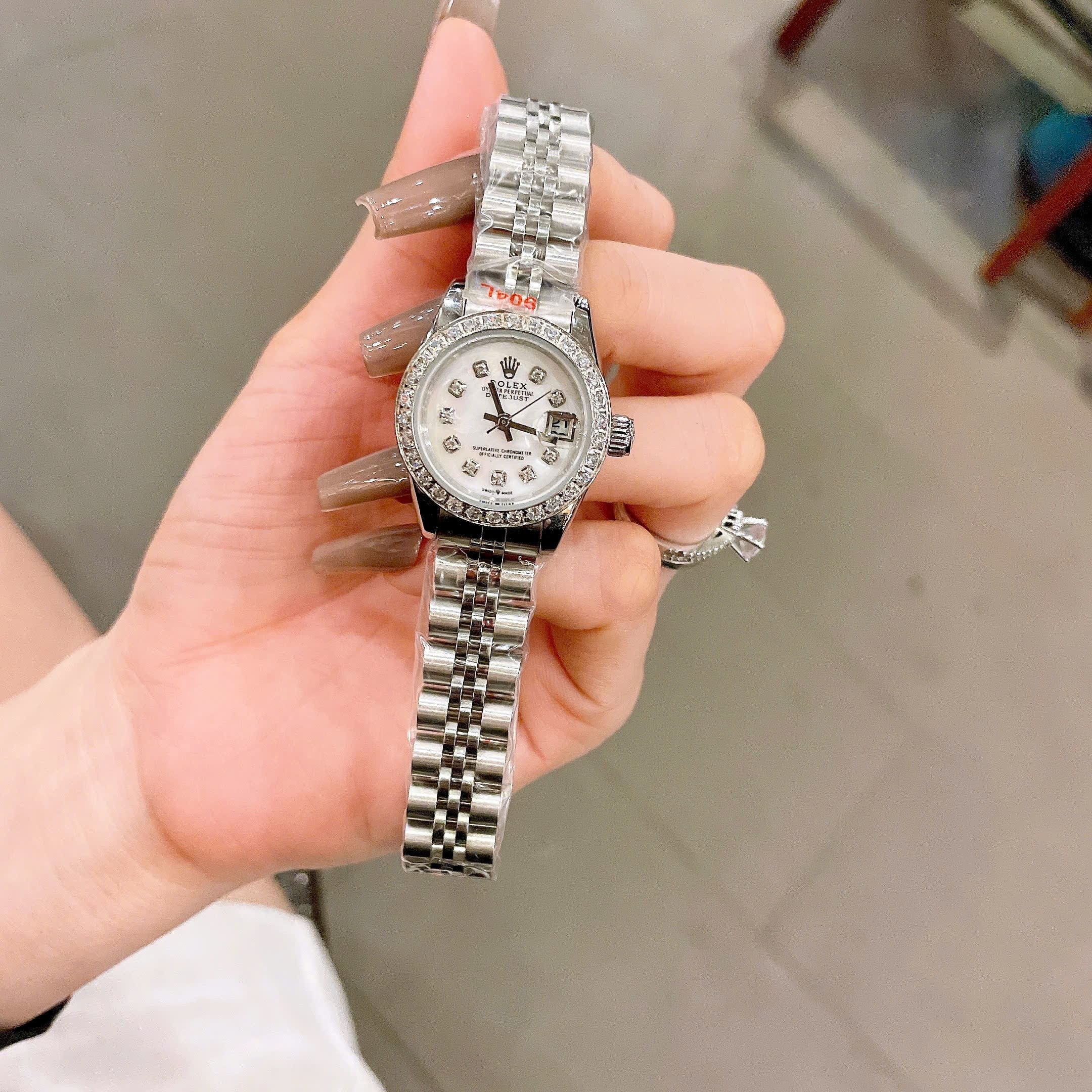 Đồng Hồ Rolex Date Just |Nữ Giới |Mặt Trắng |Đính Đá |Dây Kim Loại Silver |Máy Pin (Máy Quartz) |Size 28mm |donghogiatot.vn