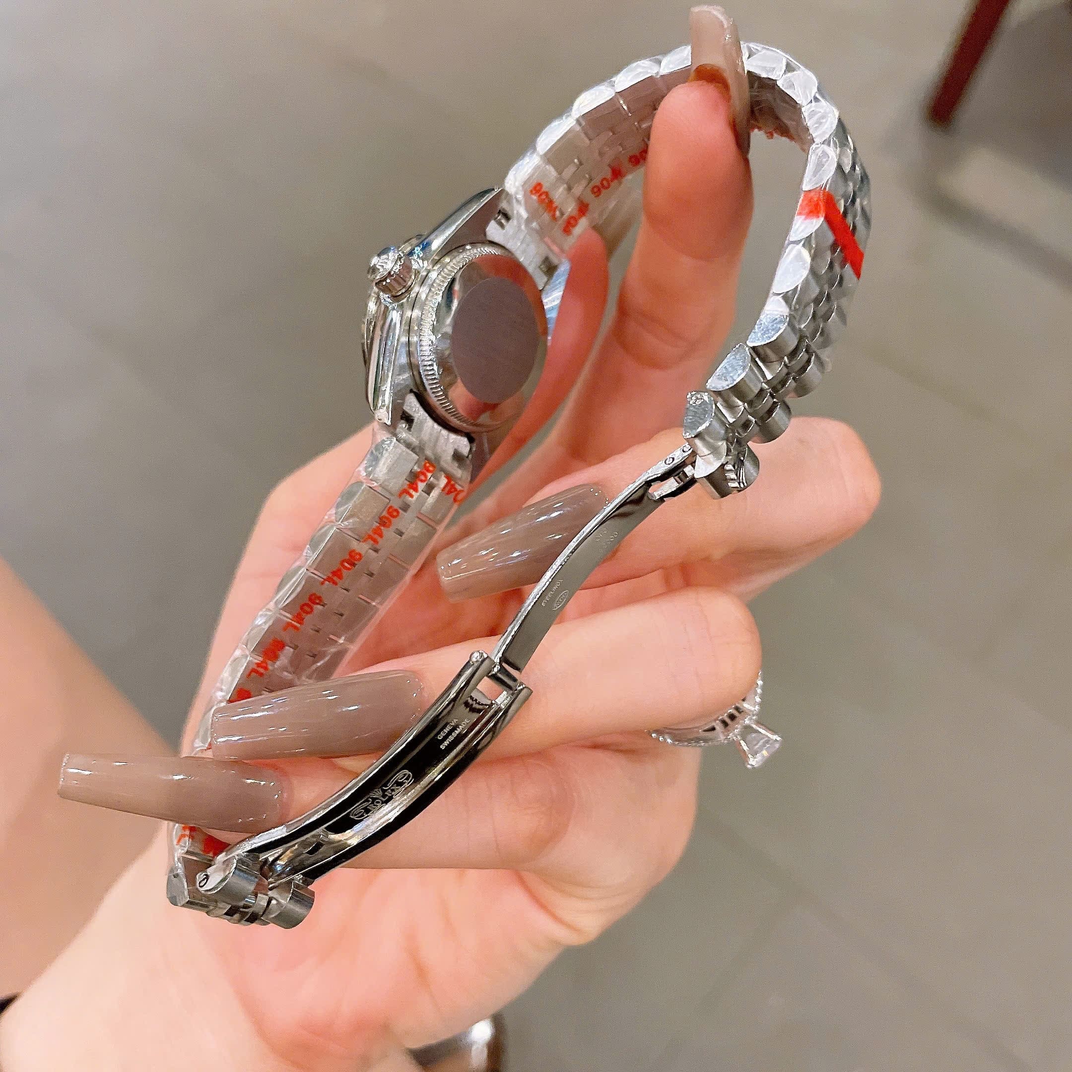 Đồng Hồ Rolex Date Just |Nữ Giới |Mặt Trắng |Đính Đá |Dây Kim Loại Silver |Máy Pin (Máy Quartz) |Size 28mm |donghogiatot.vn