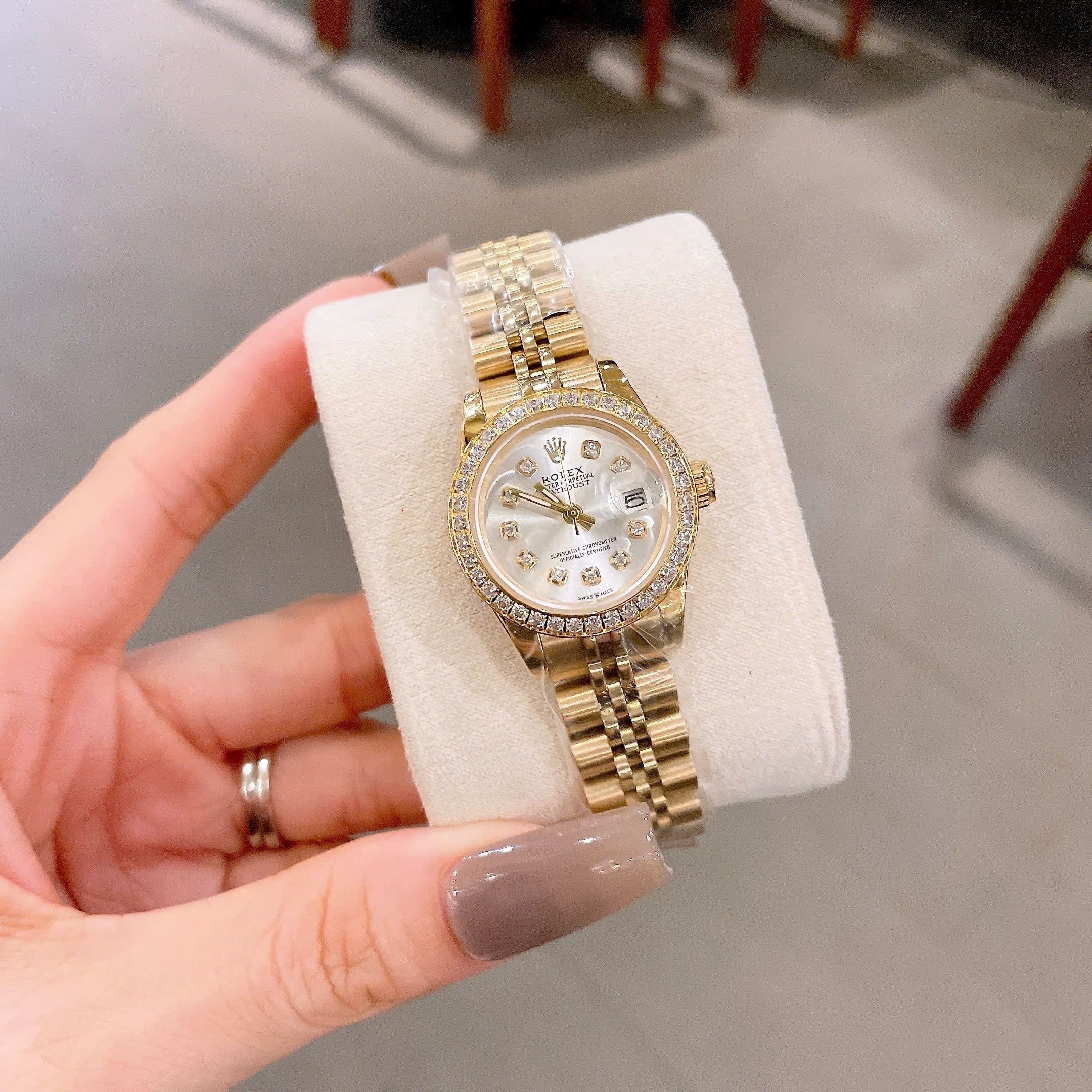 Đồng Hồ Rolex Date Just |Nữ Giới |Mặt Trắng |Đính Đá |Dây Kim Loại Vàng Gold |Máy Pin (Máy Quartz) |Size 28mm |donghogiatot.vn