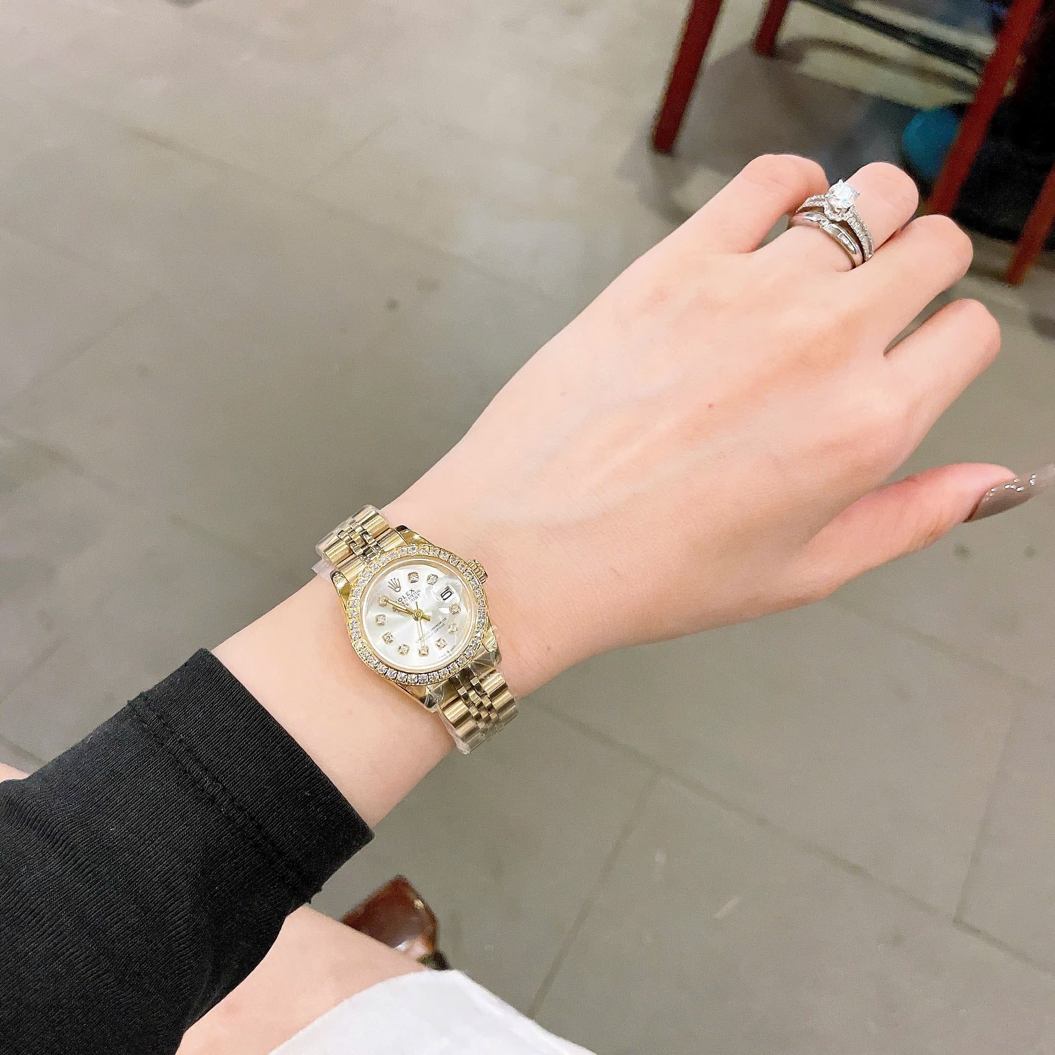 Đồng Hồ Rolex Date Just |Nữ Giới |Mặt Trắng |Đính Đá |Dây Kim Loại Vàng Gold |Máy Pin (Máy Quartz) |Size 28mm |donghogiatot.vn