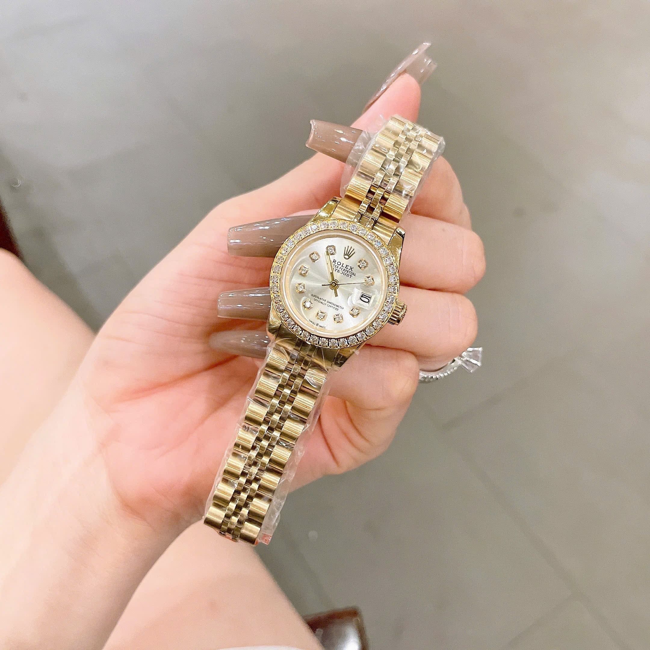 Đồng Hồ Rolex Date Just |Nữ Giới |Mặt Trắng |Đính Đá |Dây Kim Loại Vàng Gold |Máy Pin (Máy Quartz) |Size 28mm |donghogiatot.vn
