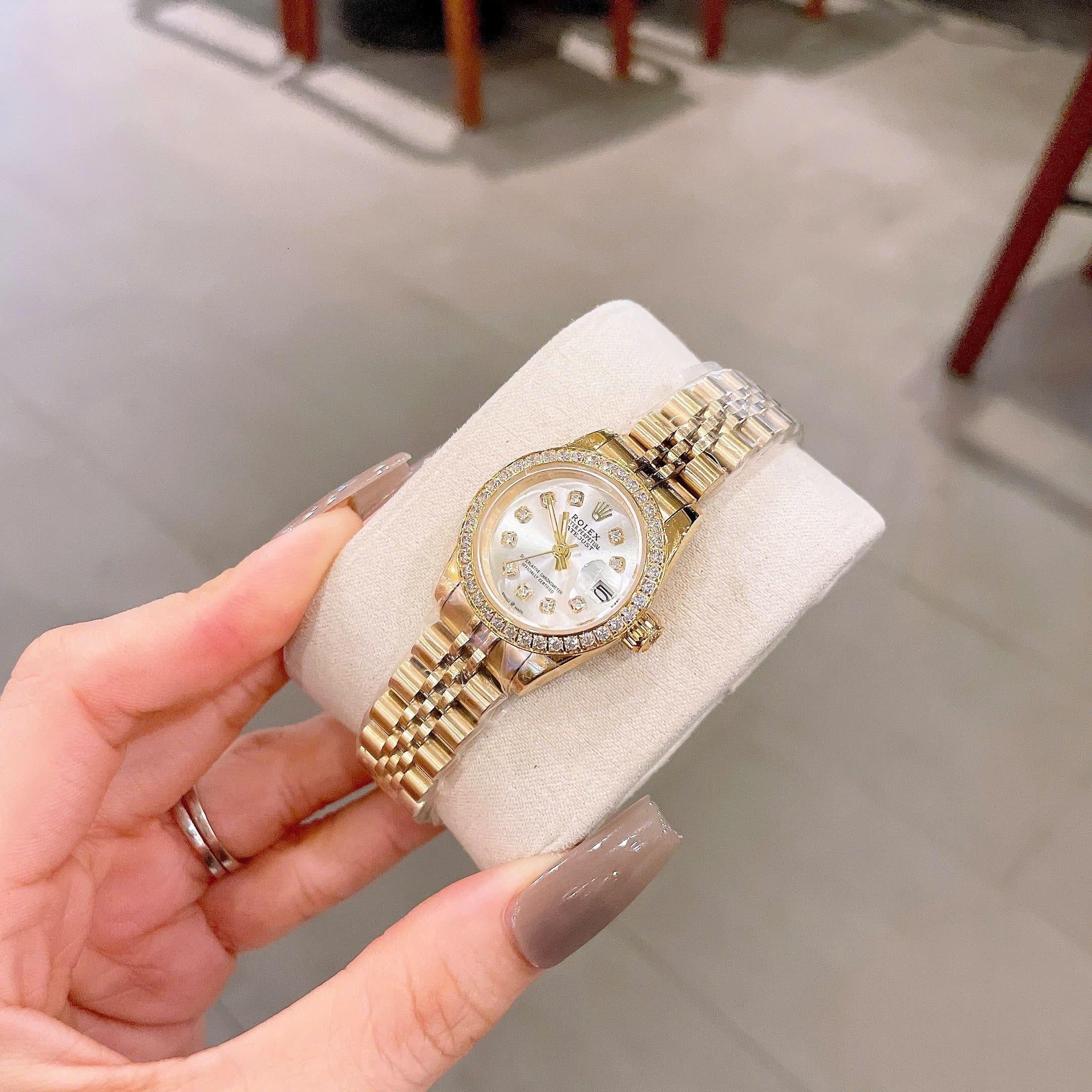 Đồng Hồ Rolex Date Just |Nữ Giới |Mặt Trắng |Đính Đá |Dây Kim Loại Vàng Gold |Máy Pin (Máy Quartz) |Size 28mm |donghogiatot.vn