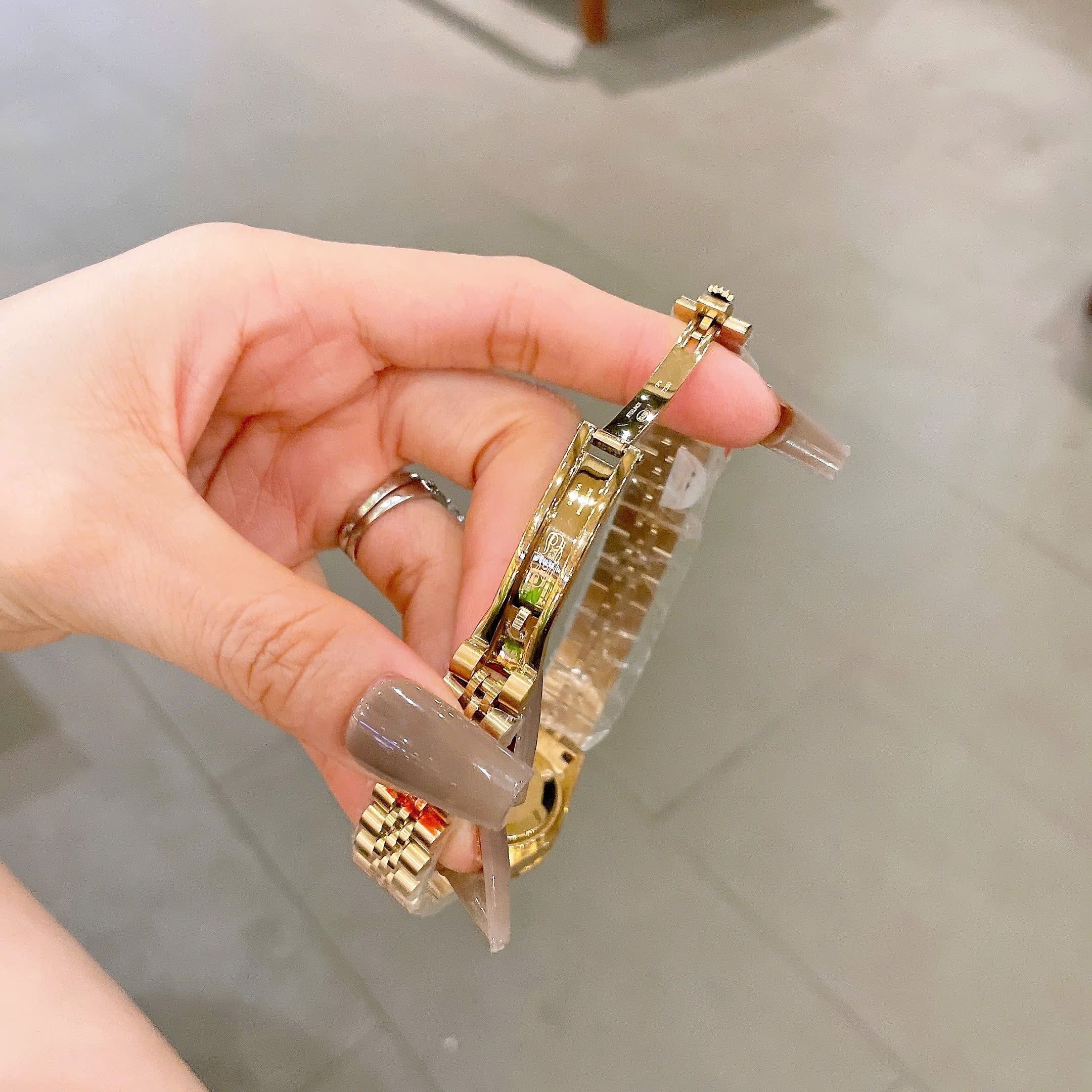 Đồng Hồ Rolex Date Just |Nữ Giới |Mặt Trắng |Đính Đá |Dây Kim Loại Vàng Gold |Máy Pin (Máy Quartz) |Size 28mm |donghogiatot.vn