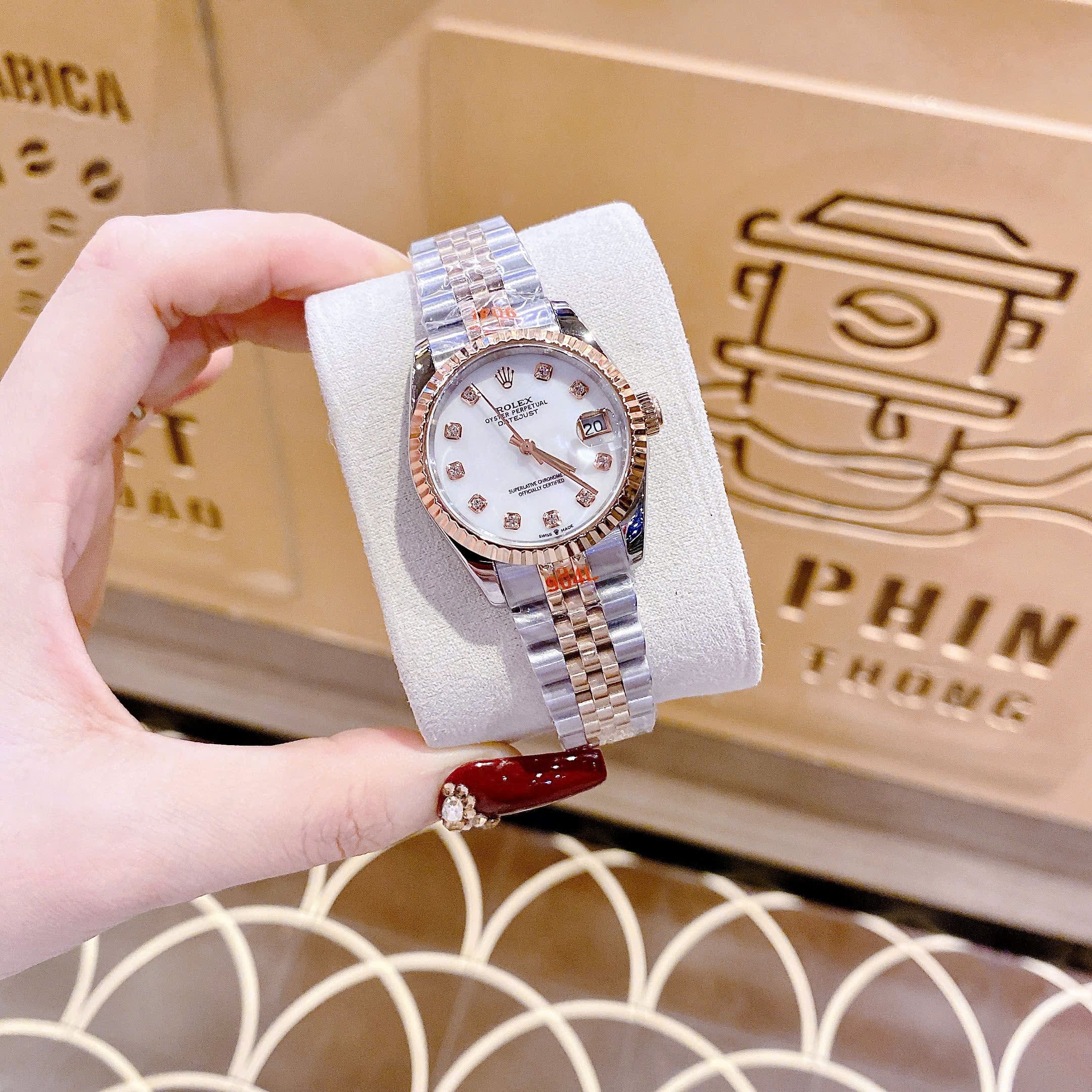 Đồng Hồ Rolex Date Just |Nữ Giới |Mặt Trắng |Niềng Khía |Dây Kim Loại Demi |Máy Pin (Máy Quartz) |Size 31mm |donghogiatot.vn
