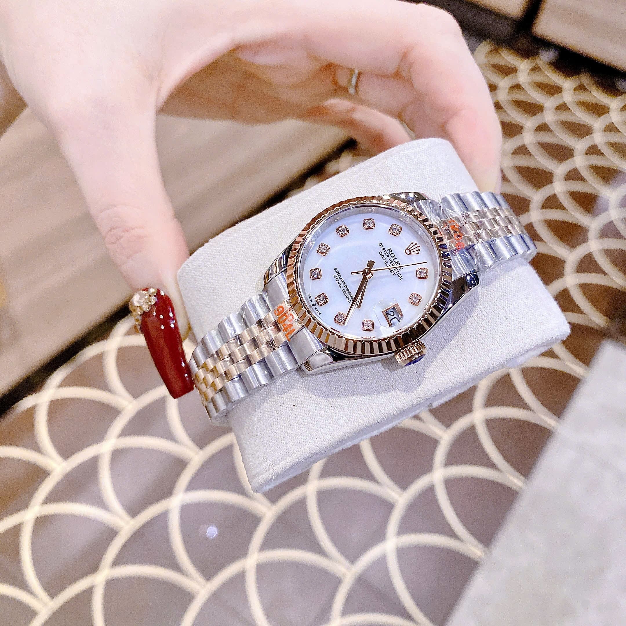 Đồng Hồ Rolex Date Just |Nữ Giới |Mặt Trắng |Niềng Khía |Dây Kim Loại Demi |Máy Pin (Máy Quartz) |Size 31mm |donghogiatot.vn