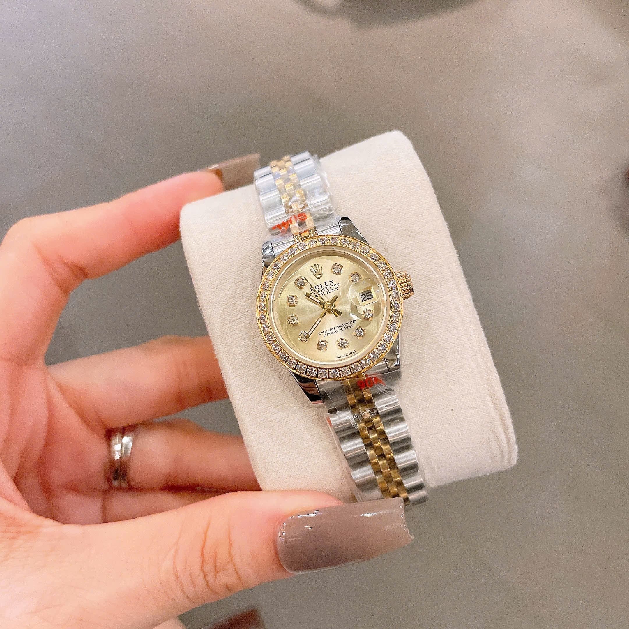 Đồng Hồ Rolex Date Just |Nữ Giới |Mặt Vàng Gold |Đính Đá |Dây Kim Loại Demi |Máy Pin (Máy Quartz) |Size 28mm |donghogiatot.vn