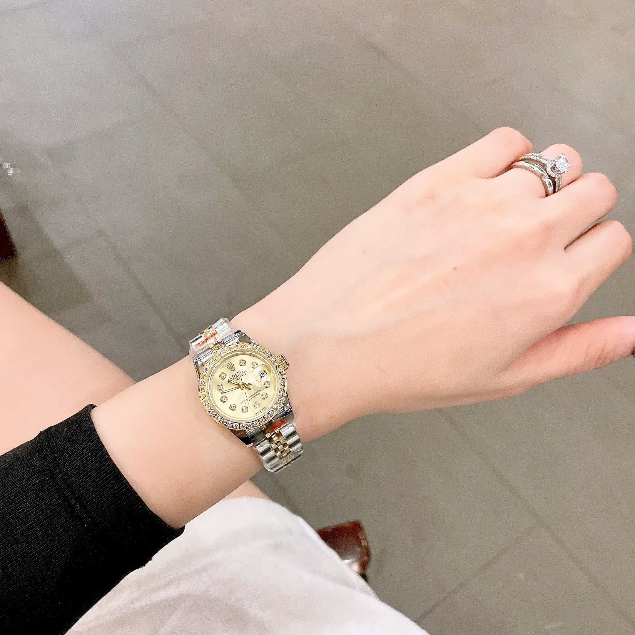 Đồng Hồ Rolex Date Just |Nữ Giới |Mặt Vàng Gold |Đính Đá |Dây Kim Loại Demi |Máy Pin (Máy Quartz) |Size 28mm |donghogiatot.vn