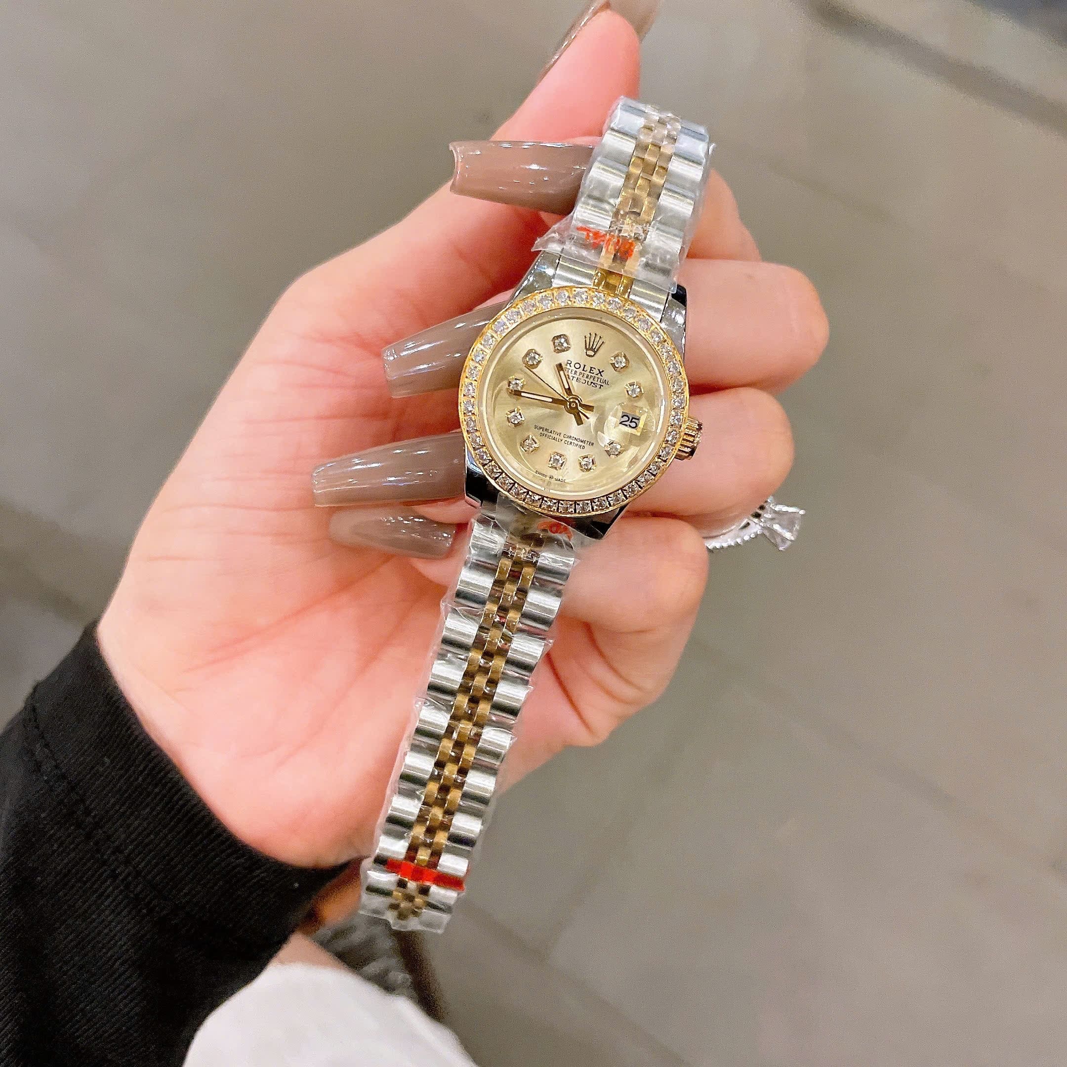 Đồng Hồ Rolex Date Just |Nữ Giới |Mặt Vàng Gold |Đính Đá |Dây Kim Loại Demi |Máy Pin (Máy Quartz) |Size 28mm |donghogiatot.vn