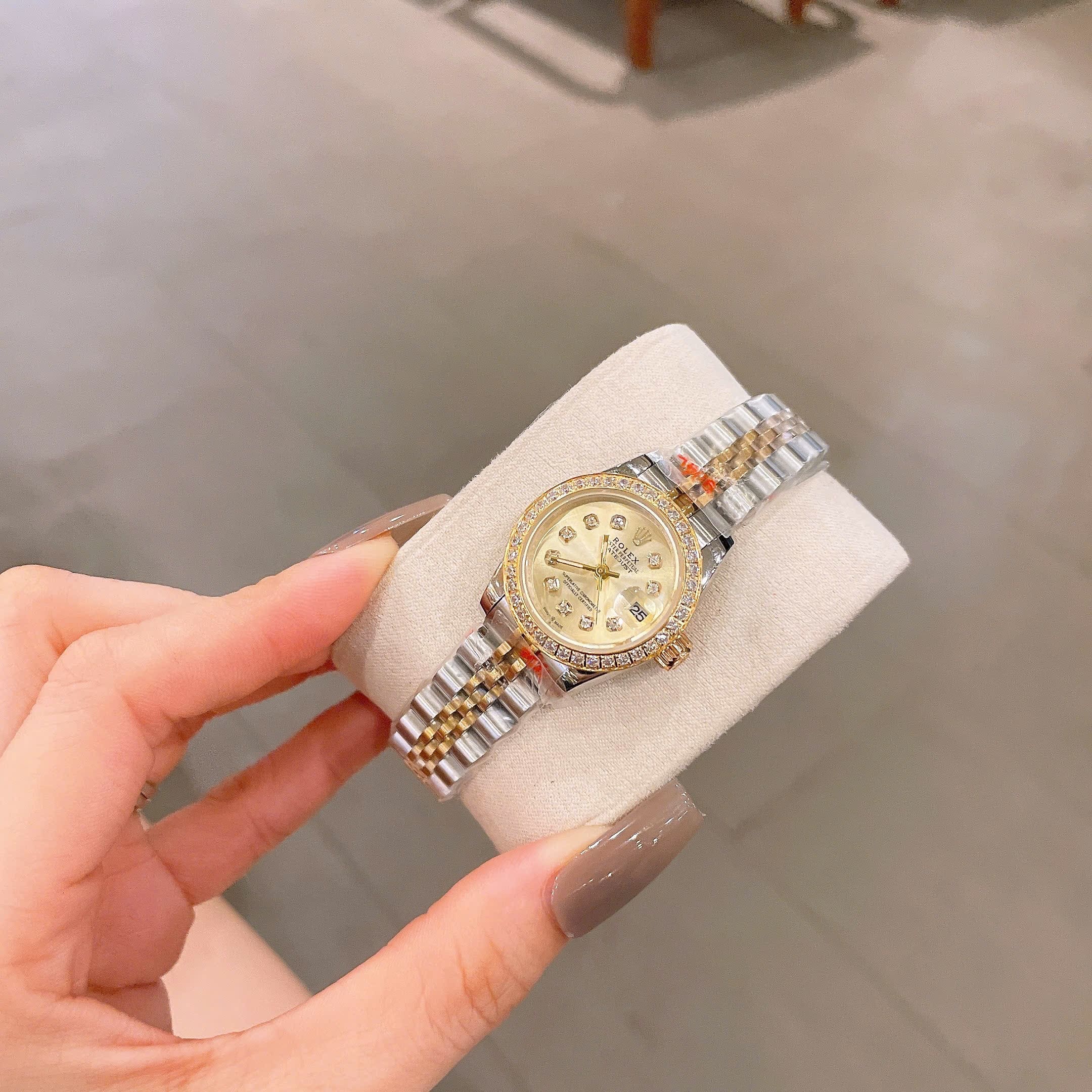 Đồng Hồ Rolex Date Just |Nữ Giới |Mặt Vàng Gold |Đính Đá |Dây Kim Loại Demi |Máy Pin (Máy Quartz) |Size 28mm |donghogiatot.vn